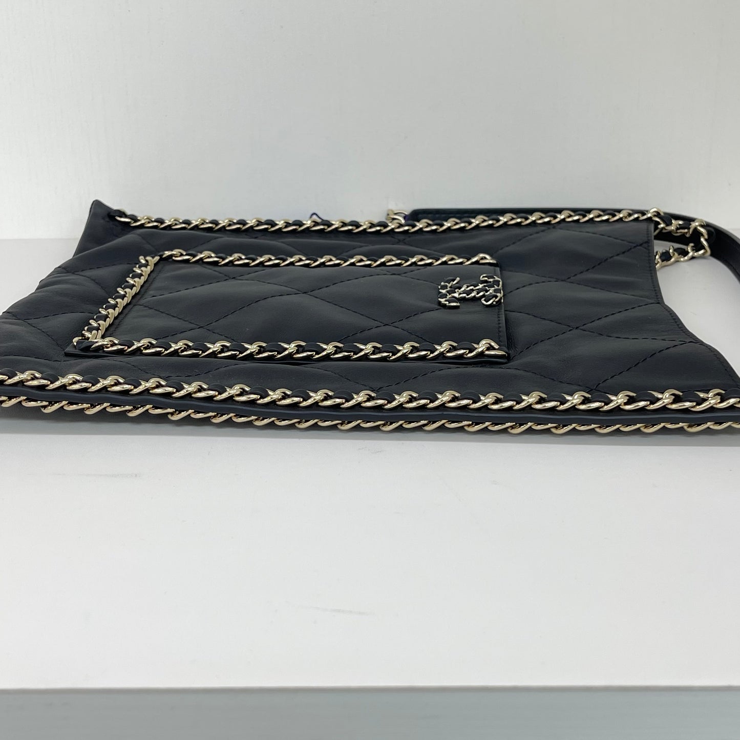 Chanel - 22C Chain-Trim Tote Bag - Cowhide leather - Black - (medium)