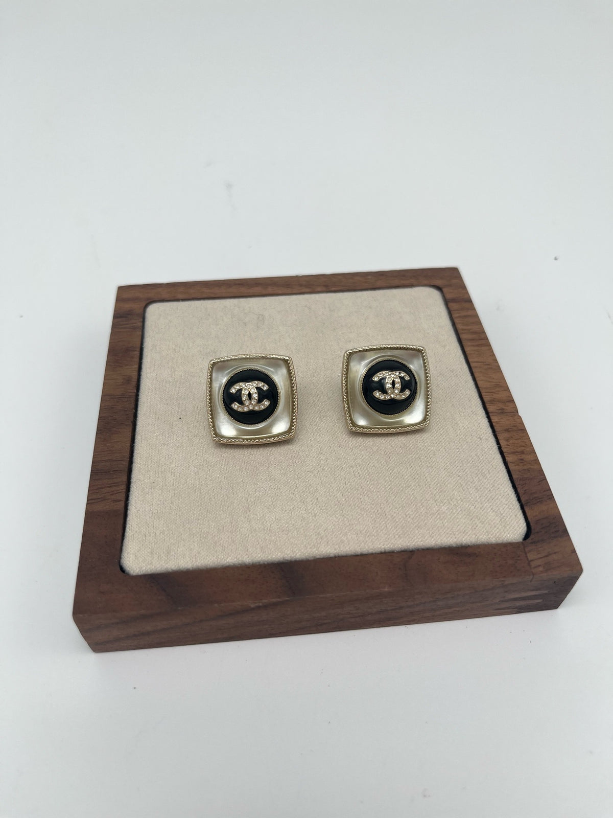 Chanel - 22C - Gold-tone metal with clear glass crystals and black resin accents - Multicolour