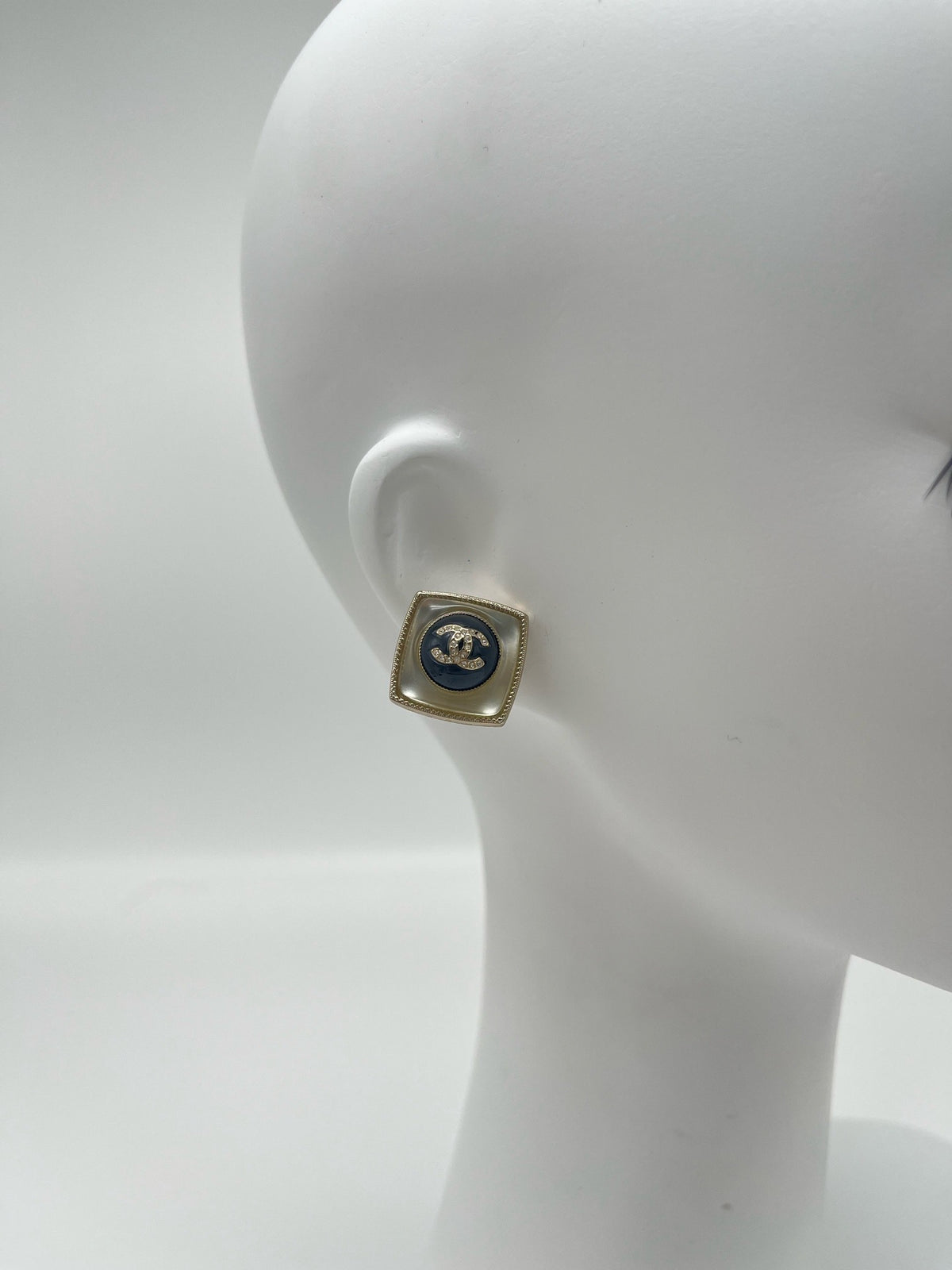 Chanel - 22C - Gold-tone metal with clear glass crystals and black resin accents - Multicolour