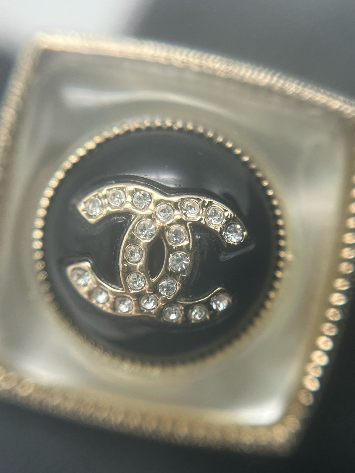 Chanel - 22C - Gold-tone metal with clear glass crystals and black resin accents - Multicolour