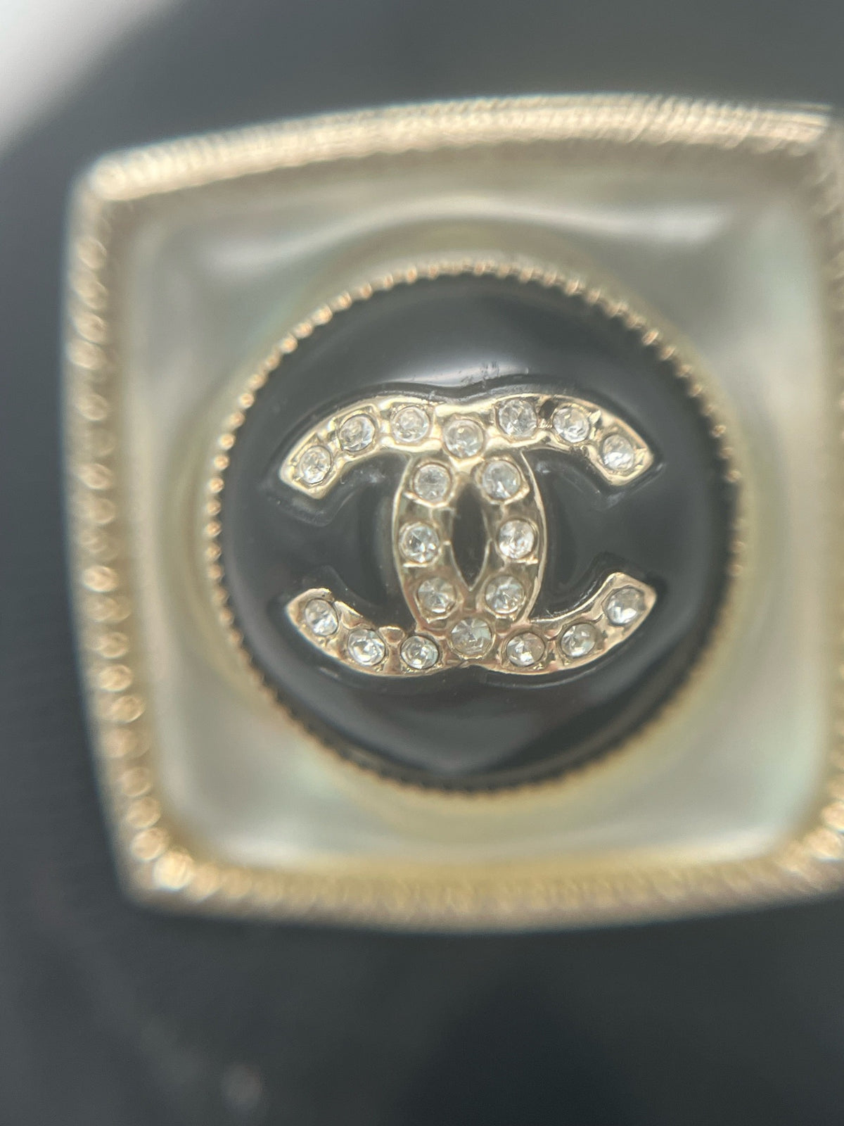 Chanel - 22C - Gold-tone metal with clear glass crystals and black resin accents - Multicolour