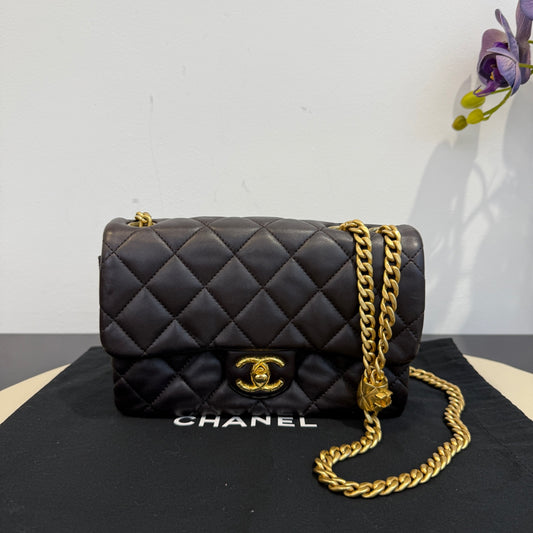 Chanel - 22K Flap Accordion Bag - Lambskin leather - Deep Brown - (mini)