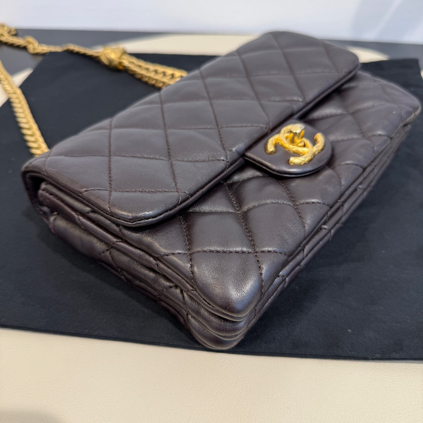 Chanel - 22K Flap Accordion Bag - Lambskin leather - Deep Brown - (mini)