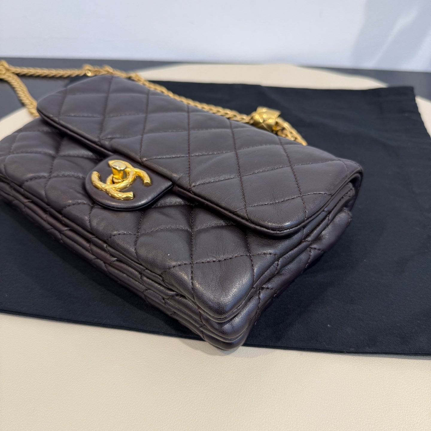 Chanel - 22K Flap Accordion Bag - Lambskin leather - Deep Brown - (mini)