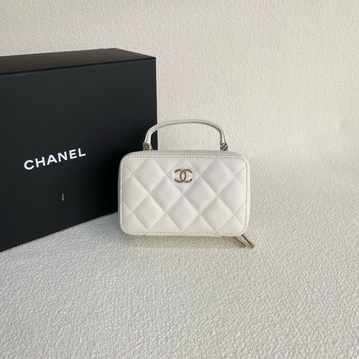 Chanel - 22P Mini Camera Bag - Leather - White - (mini)