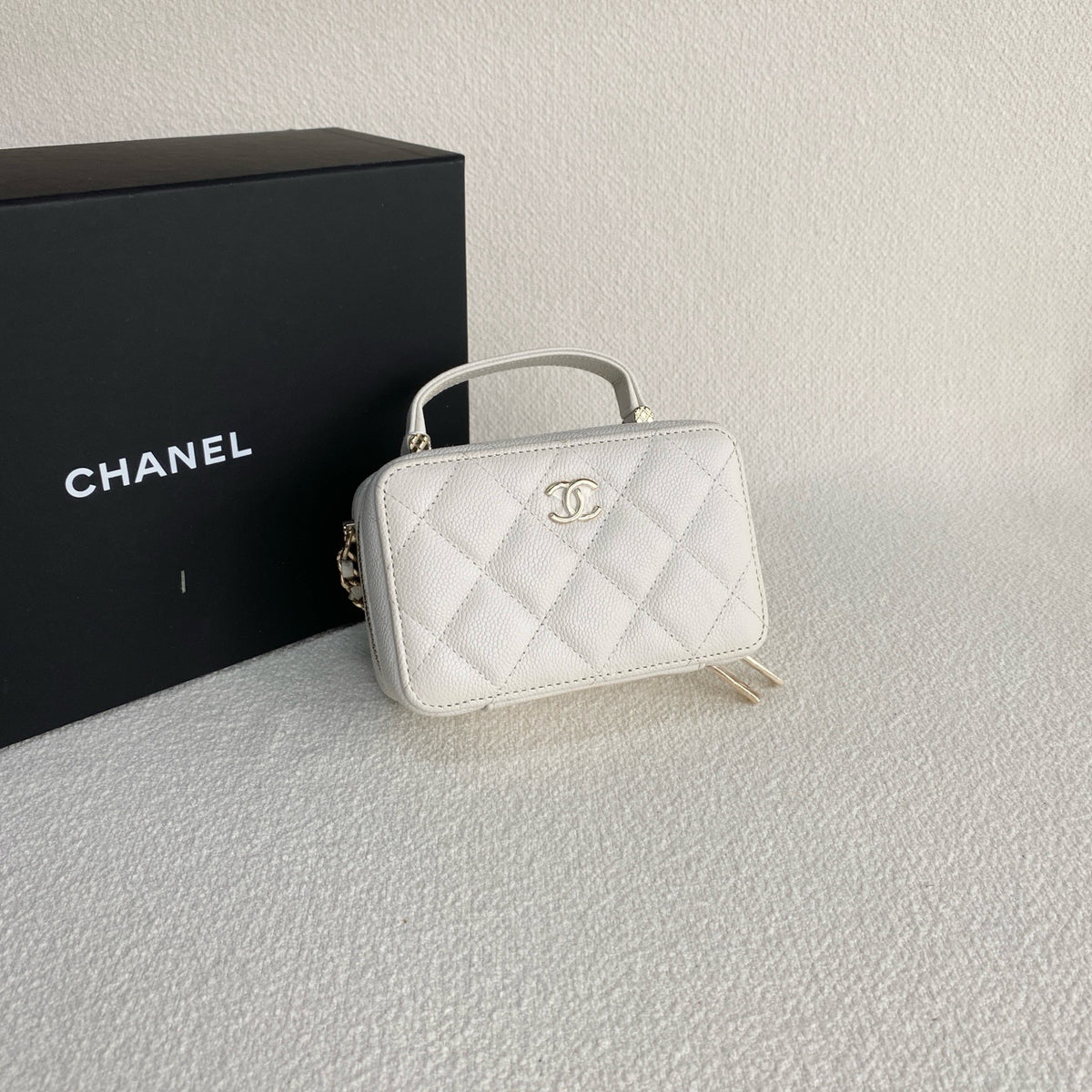 Chanel - 22P Mini Camera Bag - Leather - White - (mini)