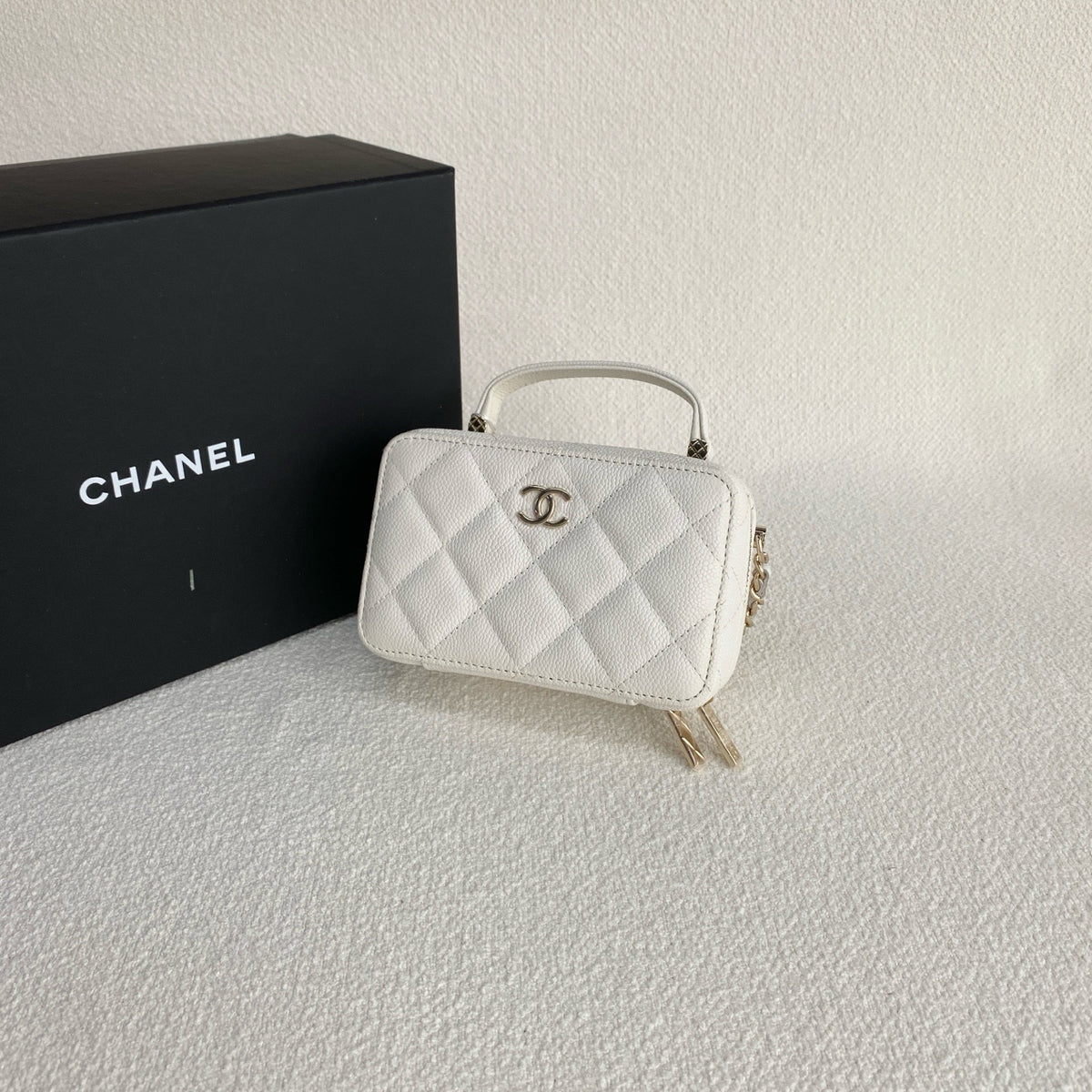 Chanel - 22P Mini Camera Bag - Leather - White - (mini)