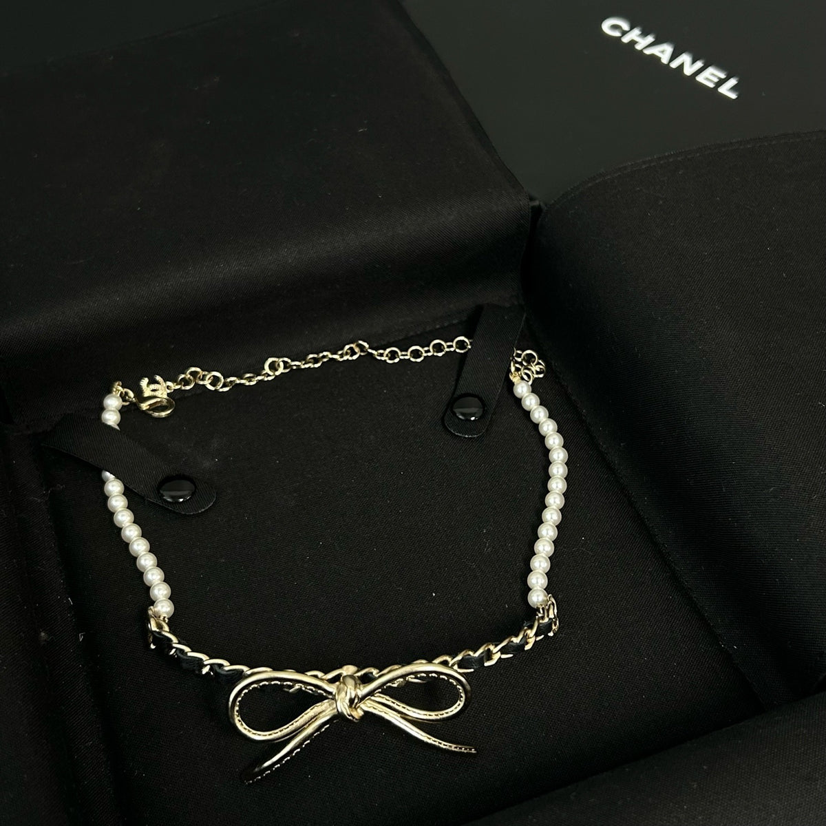 Chanel - 22S Bow Pearl Leather-Interwoven Chain Choker - Gold-tone metal with imitation pearls and lambskin leather. - Multicolour