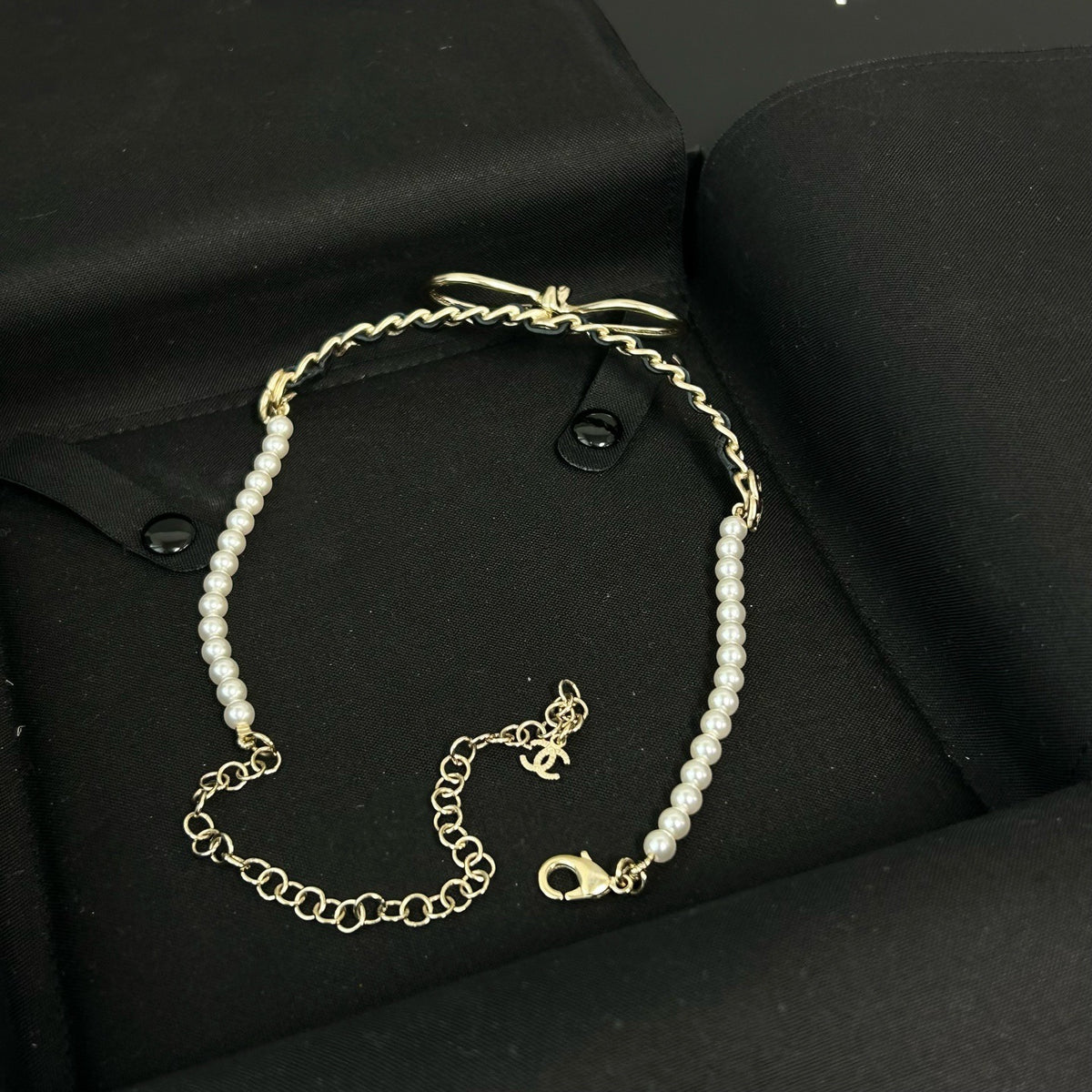Chanel - 22S Bow Pearl Leather-Interwoven Chain Choker - Gold-tone metal with imitation pearls and lambskin leather. - Multicolour