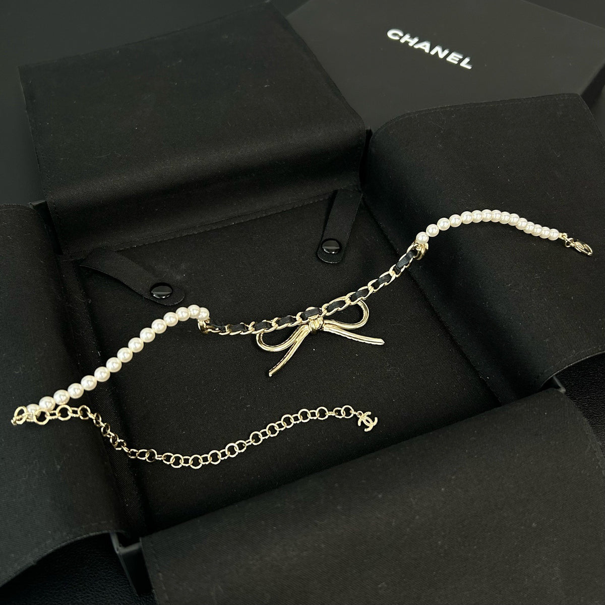 Chanel - 22S Bow Pearl Leather-Interwoven Chain Choker - Gold-tone metal with imitation pearls and lambskin leather. - Multicolour