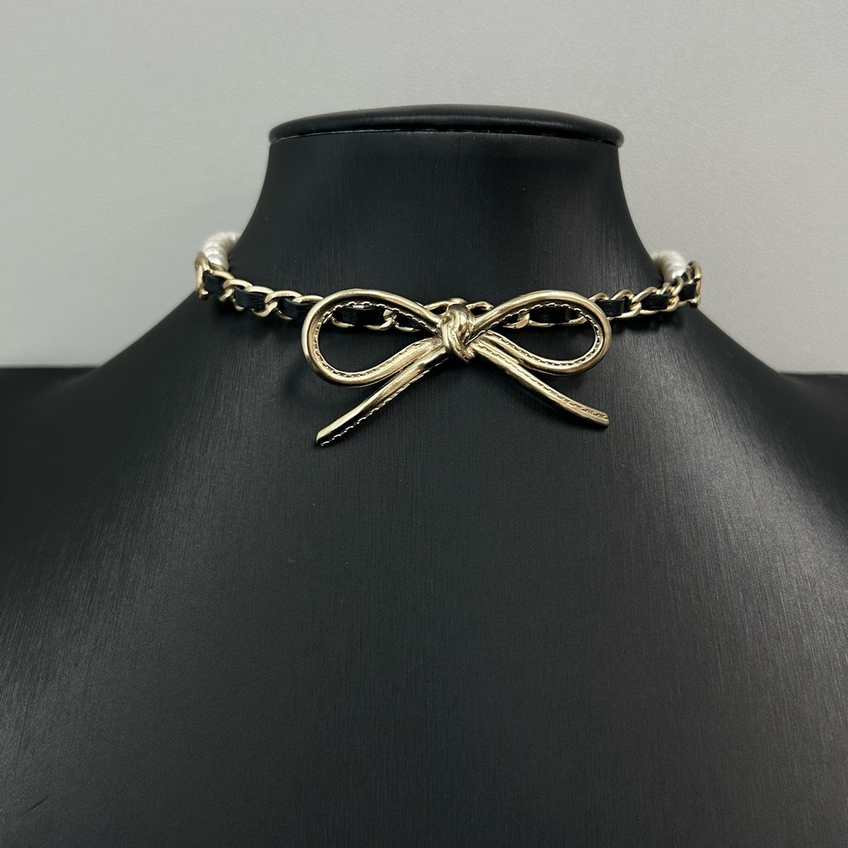 Chanel - 22S Bow Pearl Leather-Interwoven Chain Choker - Gold-tone metal with imitation pearls and lambskin leather. - Multicolour