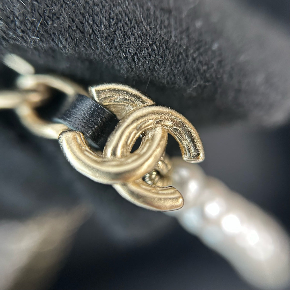 Chanel - 22S Bow Pearl Leather-Interwoven Chain Choker - Gold-tone metal with imitation pearls and lambskin leather. - Multicolour