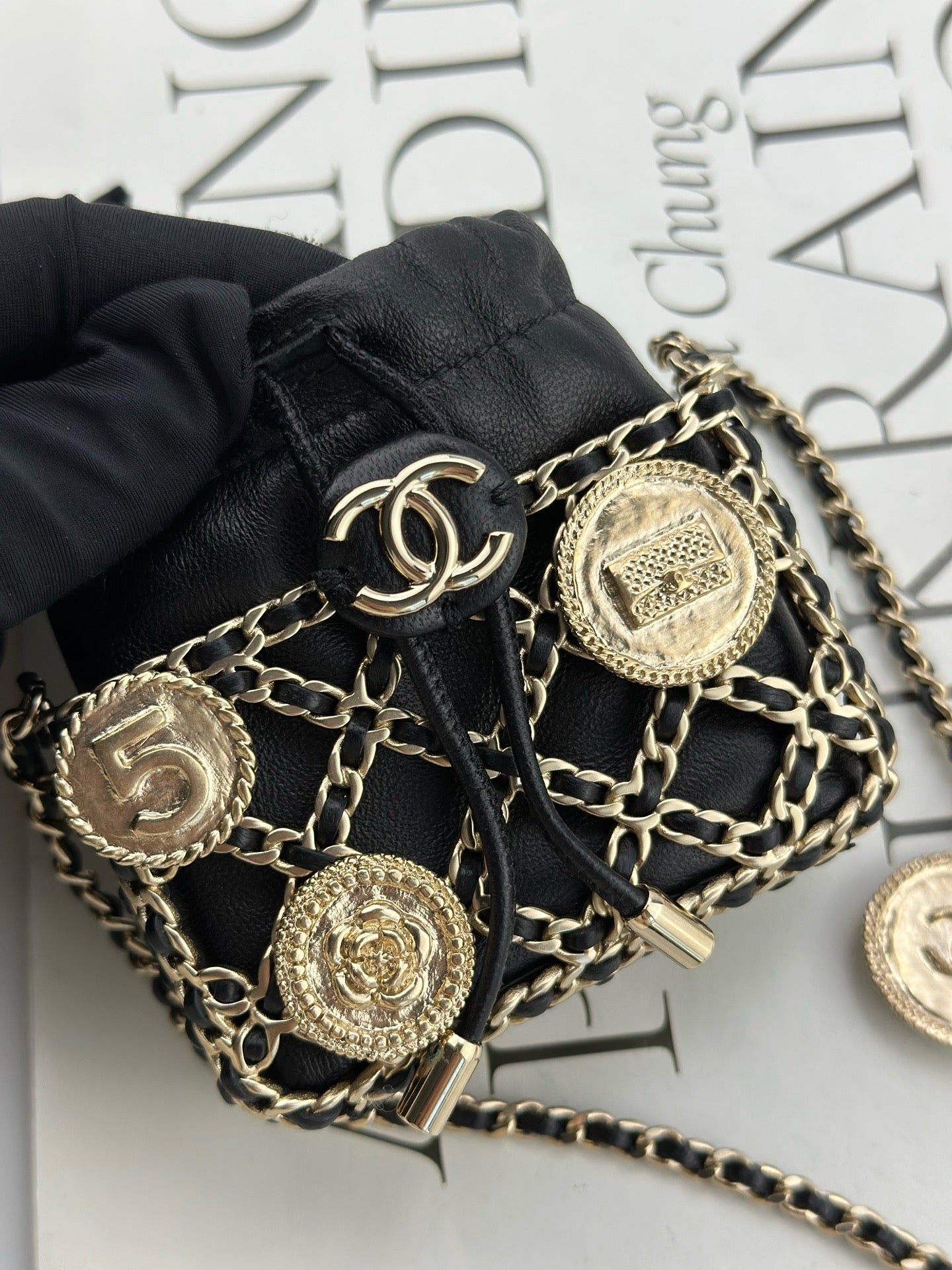 Chanel - 22S Lambskin Chain Coin Earphone Bag - Lambskin leather - Black with Gold-Tone Hardware - (mini)