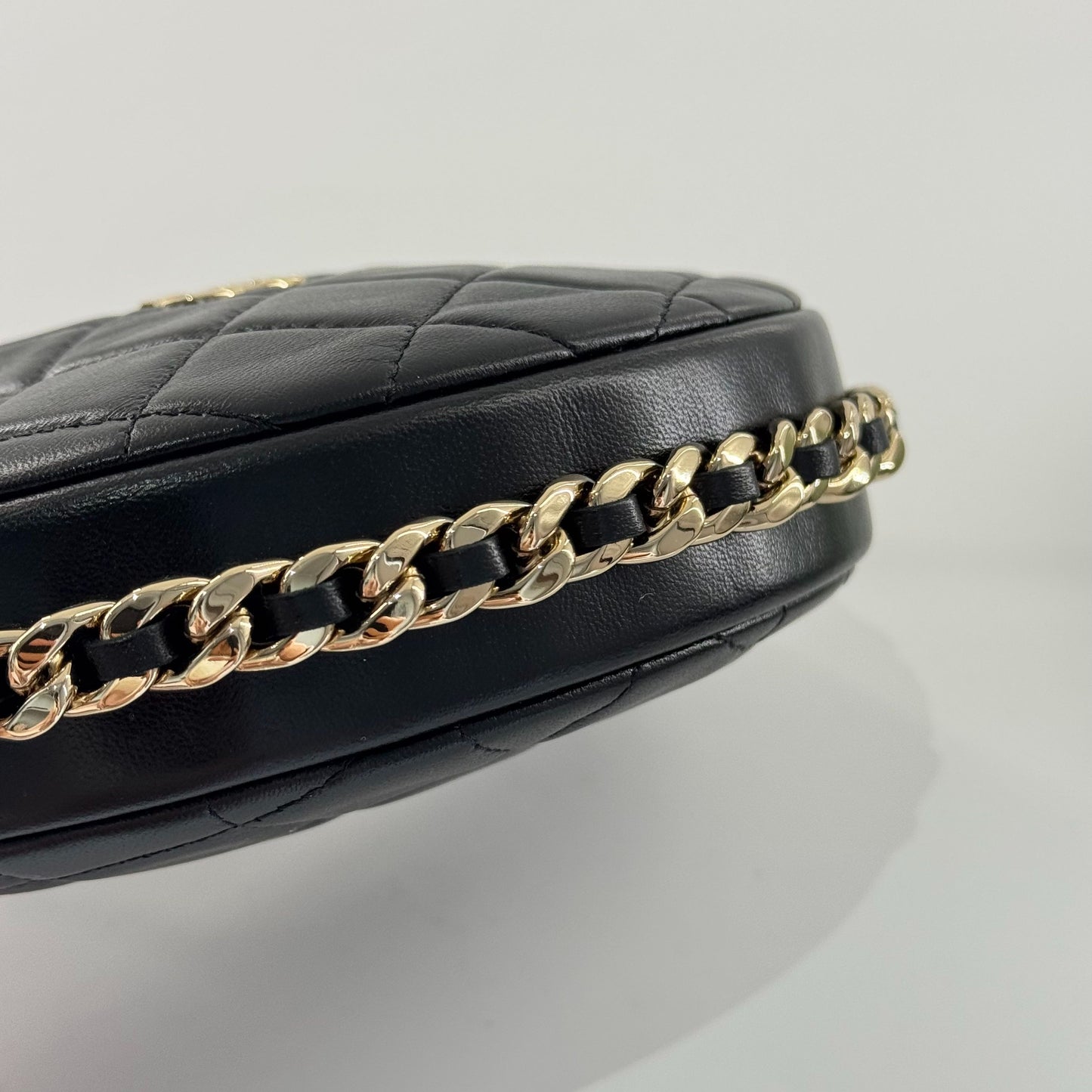 Chanel - 23C Hula Hoop Crescent Mini Bag - Lambskin leather - Black with Gold-Tone Hardware - (mini)