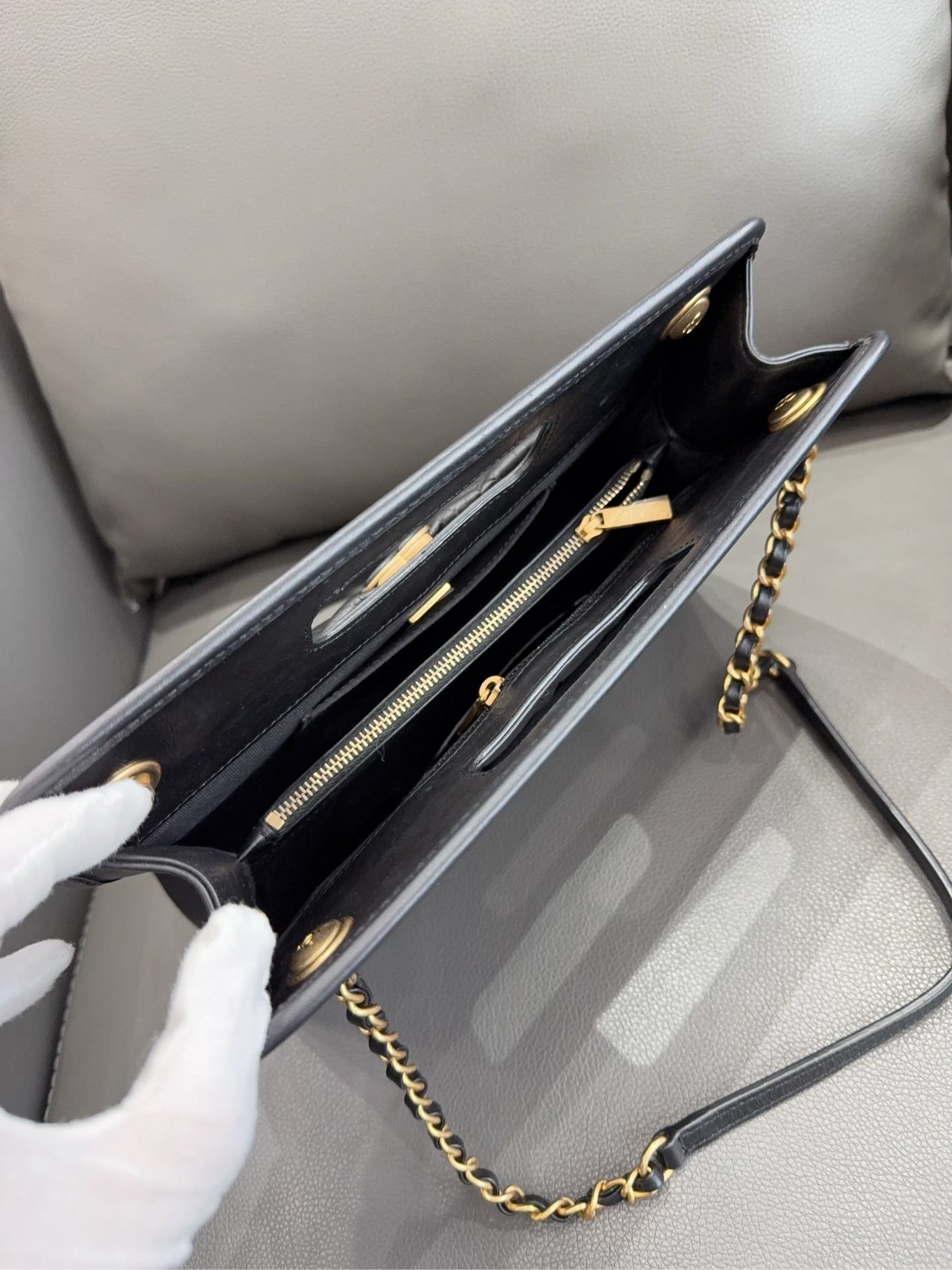Chanel - 23S Business Affinity Shopping Tote - Lambskin leather - Black with Gold-Tone Hardware - (Medium)