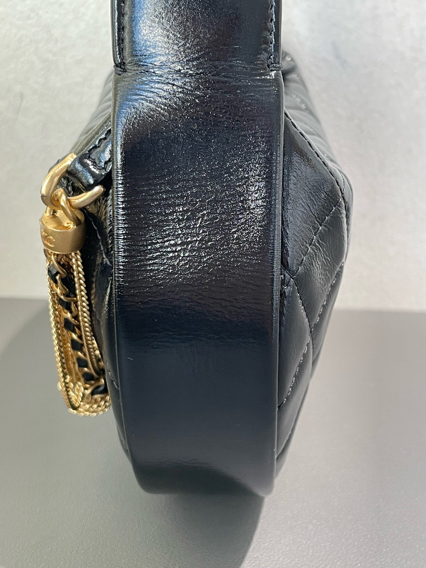 Chanel - 24A Hula Hoop Chain Handle Bag - Patent leather - Black - (mini)