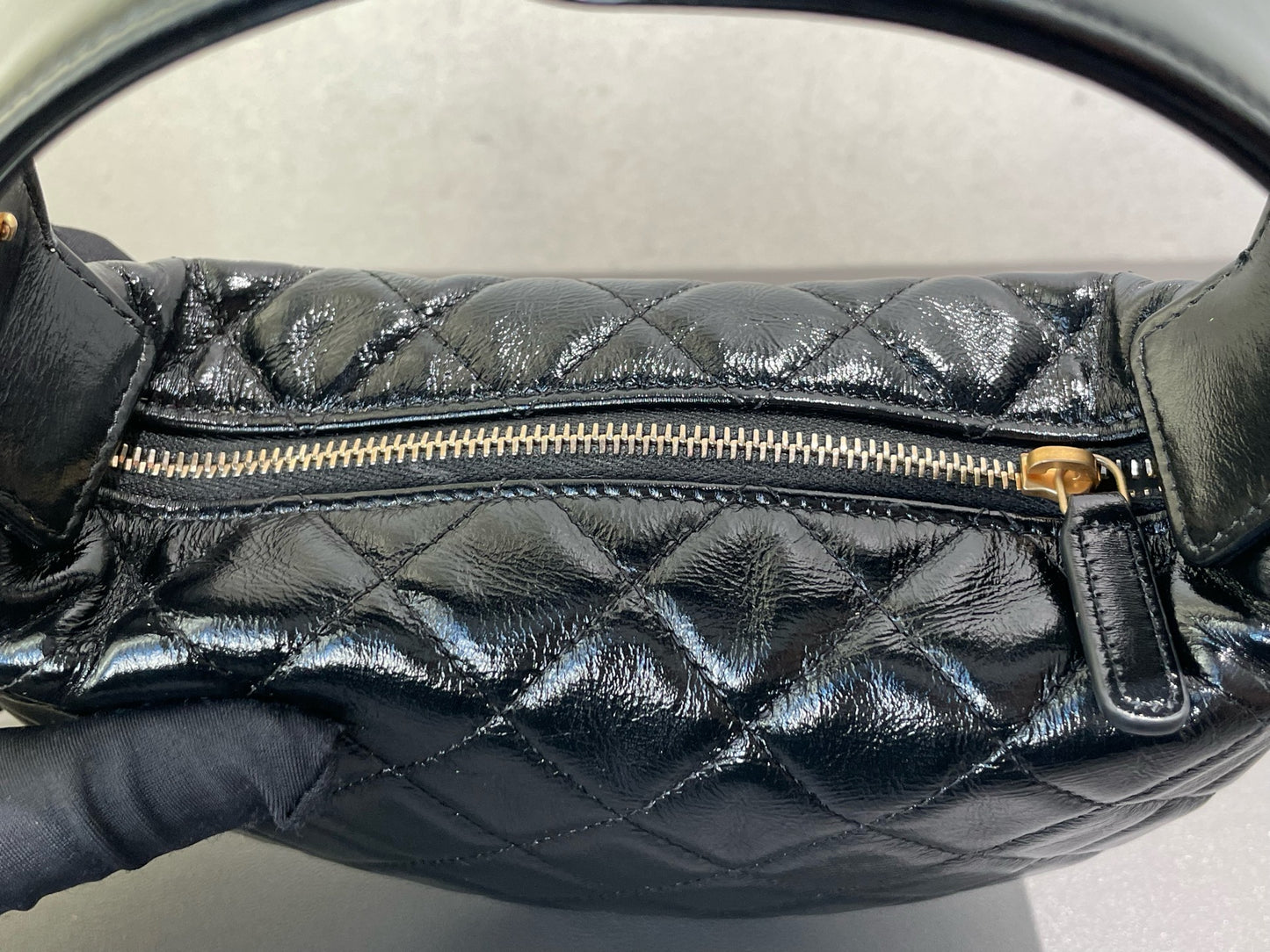 Chanel - 24A Hula Hoop Chain Handle Bag - Patent leather - Black - (mini)
