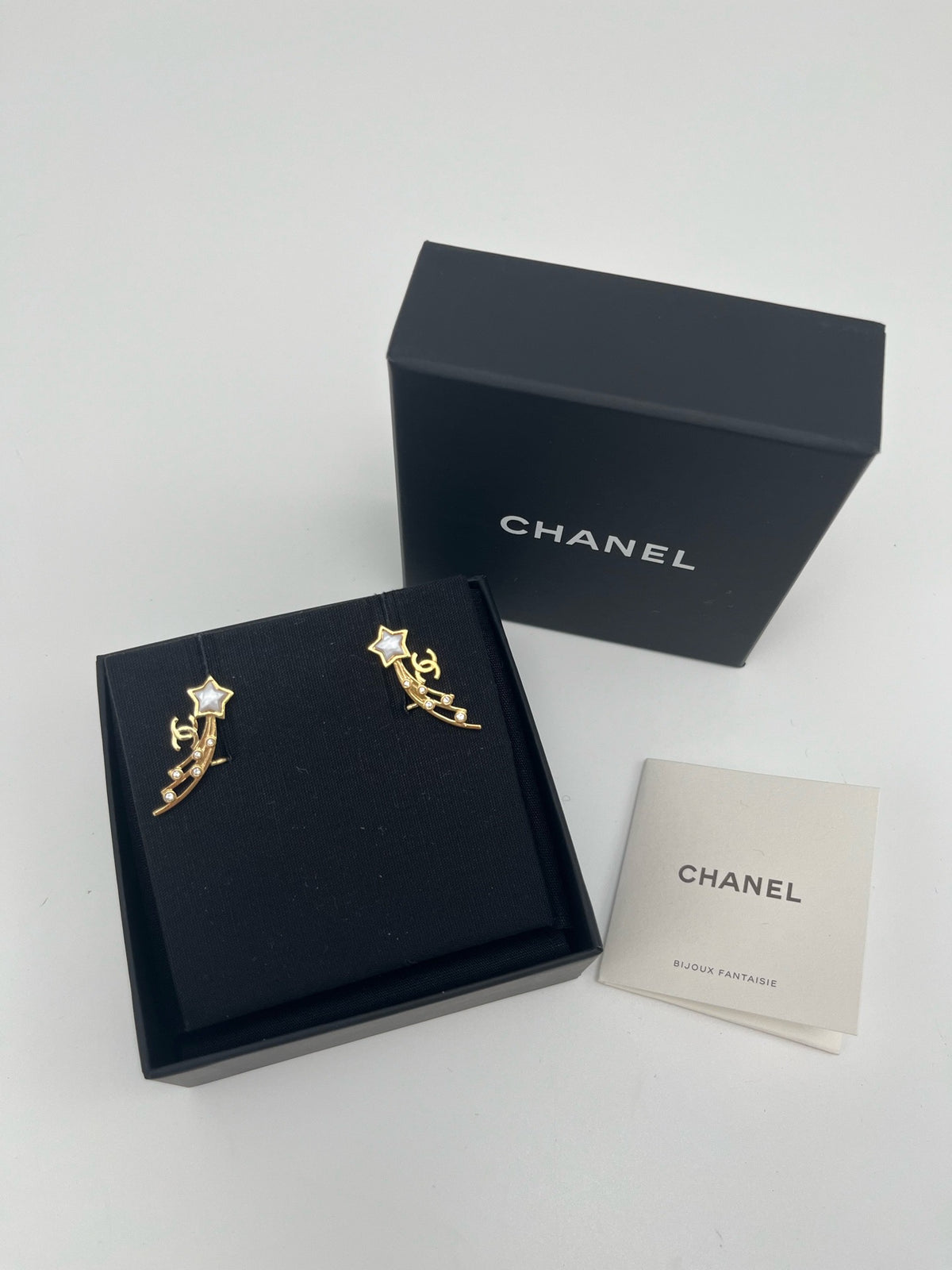 Chanel - 24C Comet - Gold-tone metal with clear crystal accents and white star-shaped inlays; exact inlay material unknown. - Gold - (One size)