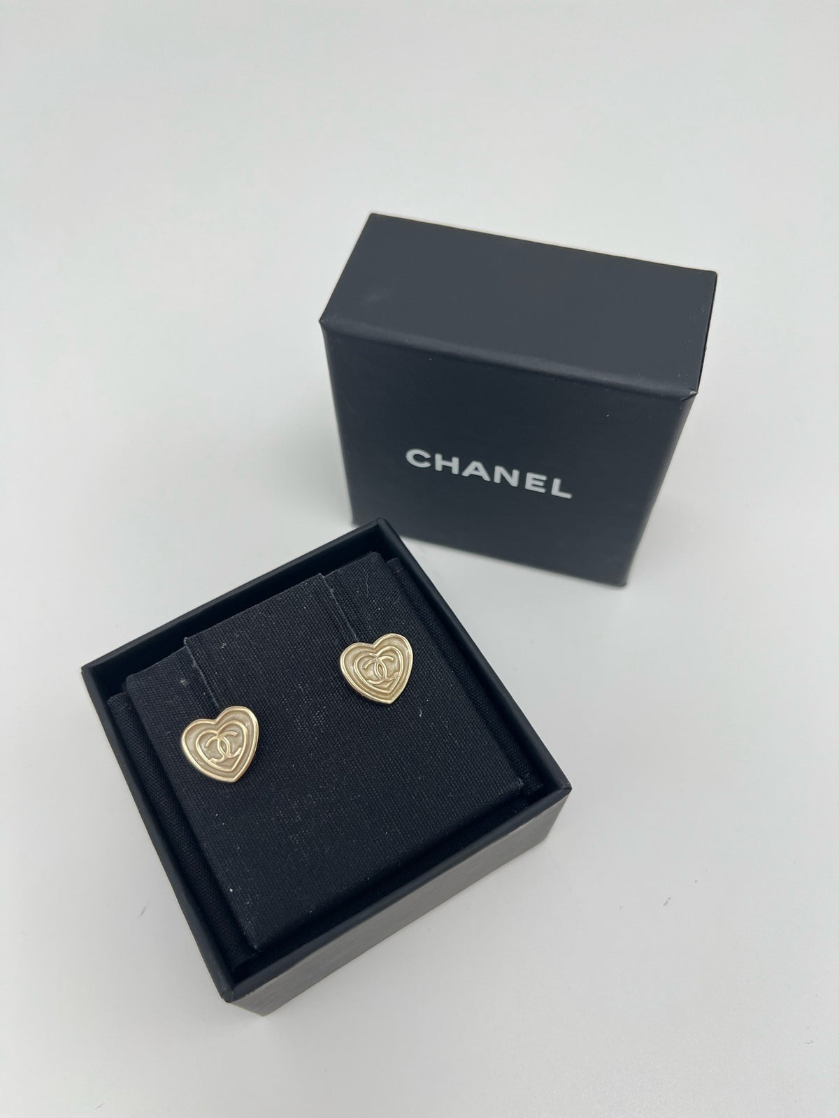 Chanel - 24S Floral Double CC - Gold-tone metal with white glitter enamel and pearl accents. - Gold