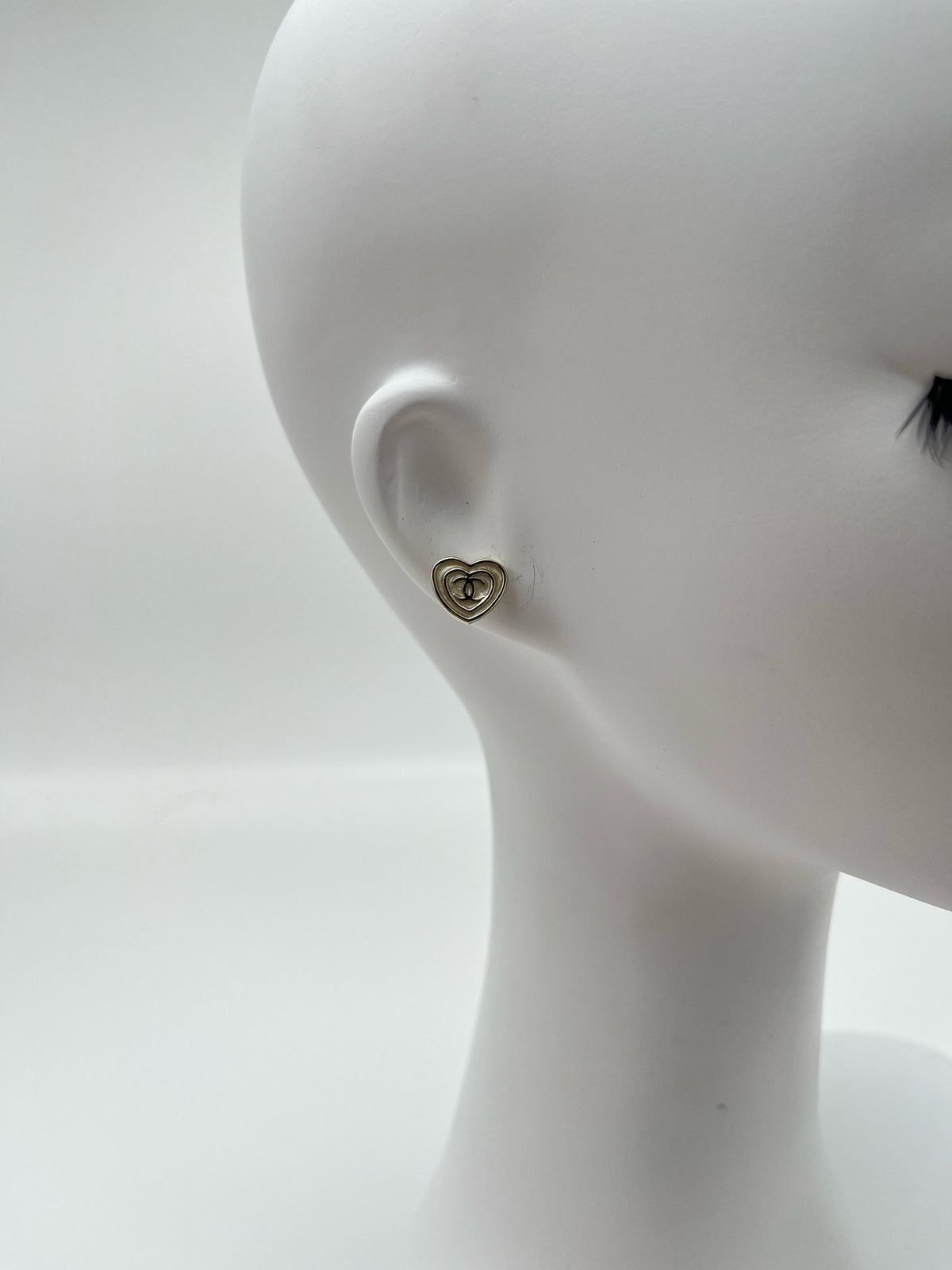 Chanel - 24S Floral Double CC - Gold-tone metal with white glitter enamel and pearl accents. - Gold