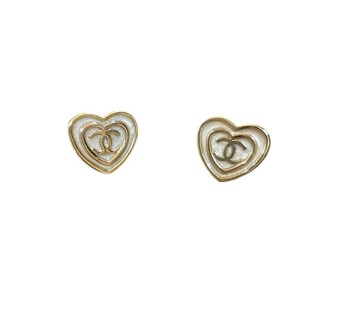 Chanel - 24S Floral Double CC - Gold-tone metal with white glitter enamel and pearl accents. - Gold
