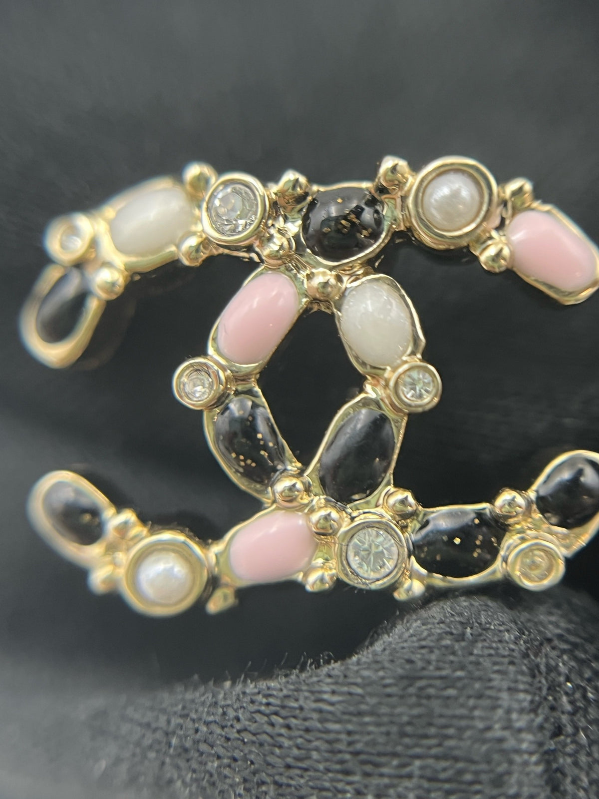 Chanel - 25K - Gold-plated metal with crystal, pearl-like and coloured decorative elements. - Multicolour