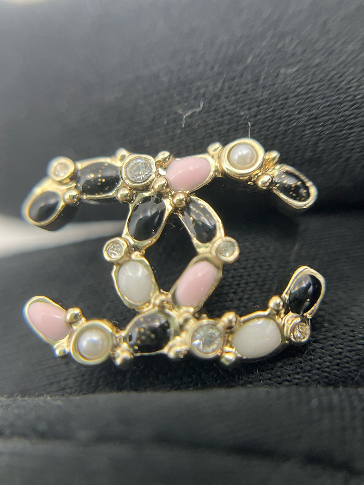 Chanel - 25K - Gold-plated metal with crystal, pearl-like and coloured decorative elements. - Multicolour