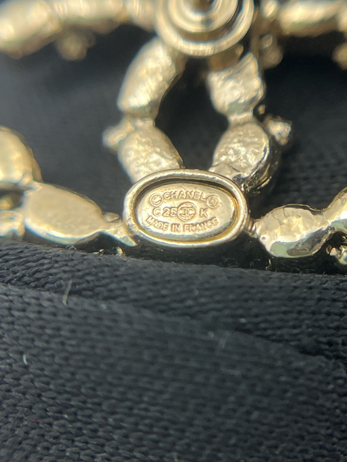 Chanel - 25K - Gold-plated metal with crystal, pearl-like and coloured decorative elements. - Multicolour