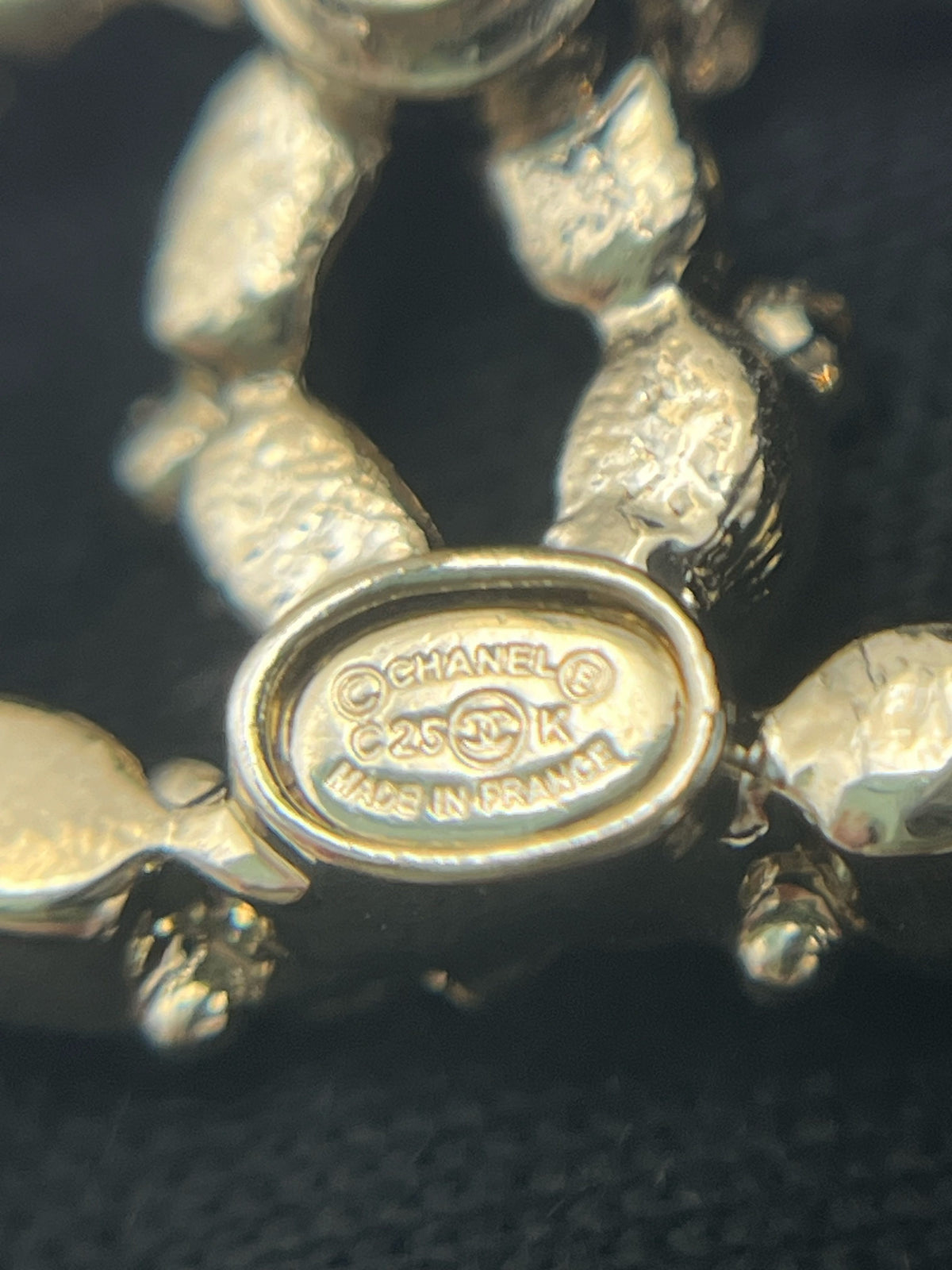 Chanel - 25K - Gold-plated metal with crystal, pearl-like and coloured decorative elements. - Multicolour