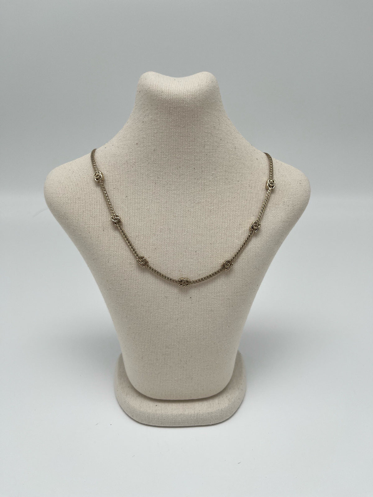 Chanel - 25V Seven-Flower Snake Chain Necklace - Gold-tone metal - Gold - (One size)