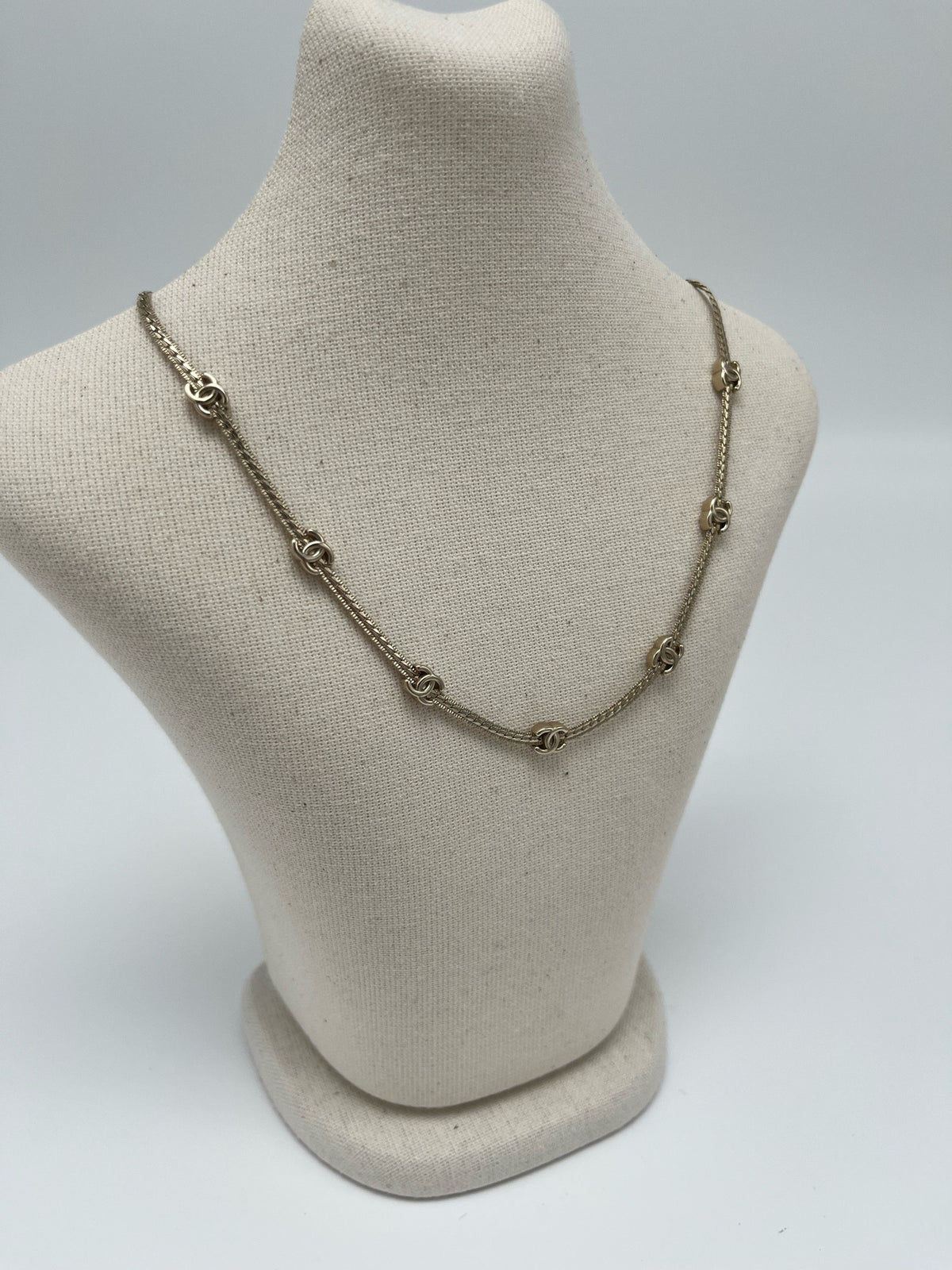 Chanel - 25V Seven-Flower Snake Chain Necklace - Gold-tone metal - Gold - (One size)