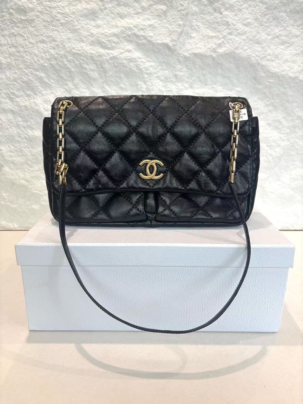 Chanel - Airport Flap Bag - Leather - Black - (Medium)