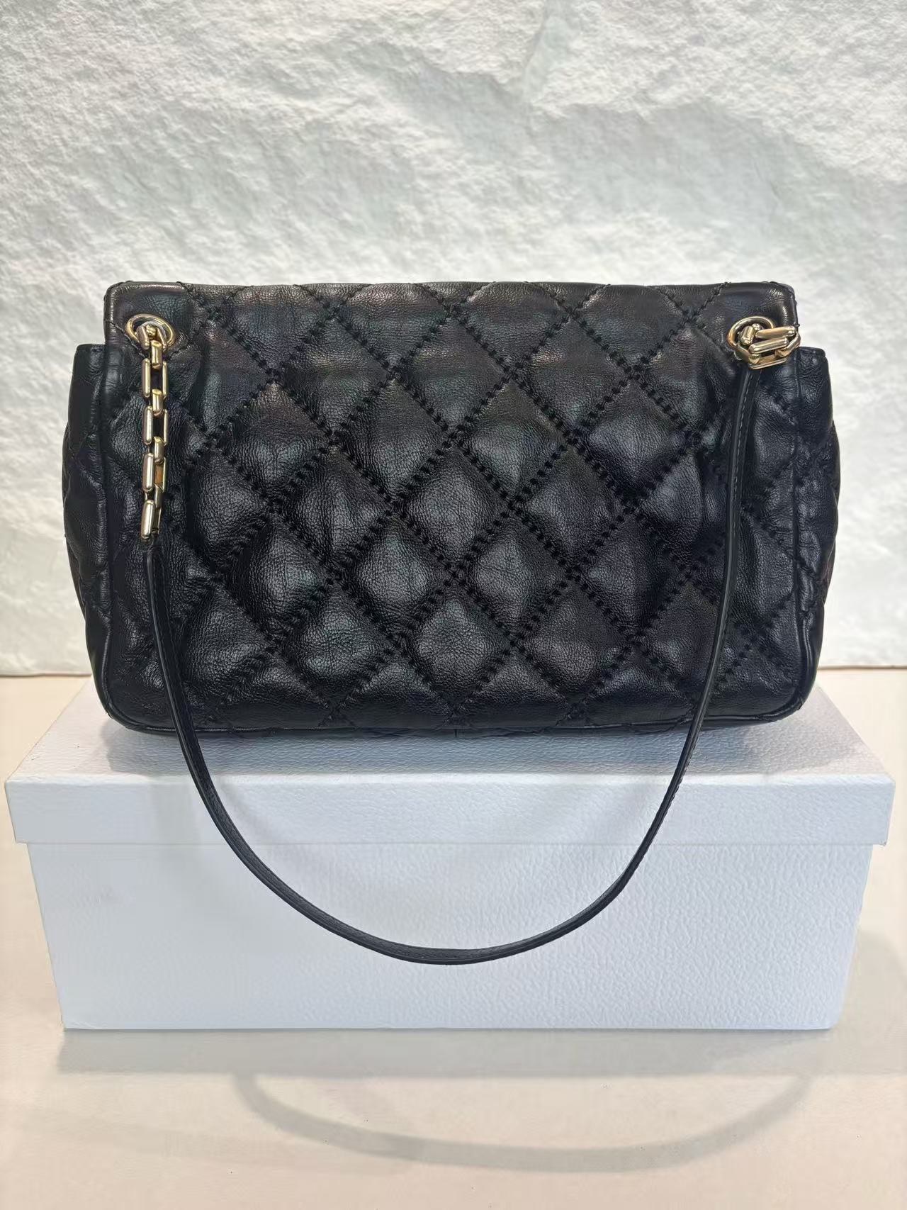 Chanel - Airport Flap Bag - Leather - Black - (Medium)