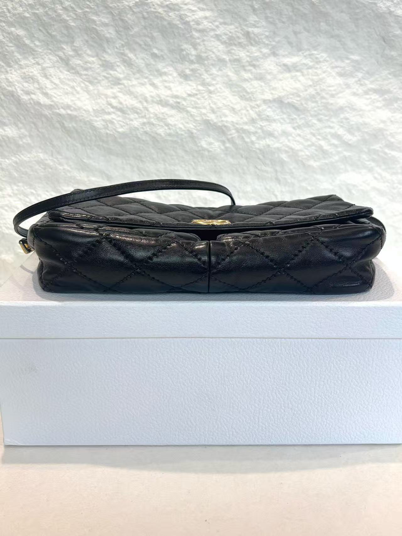 Chanel - Airport Flap Bag - Leather - Black - (Medium)