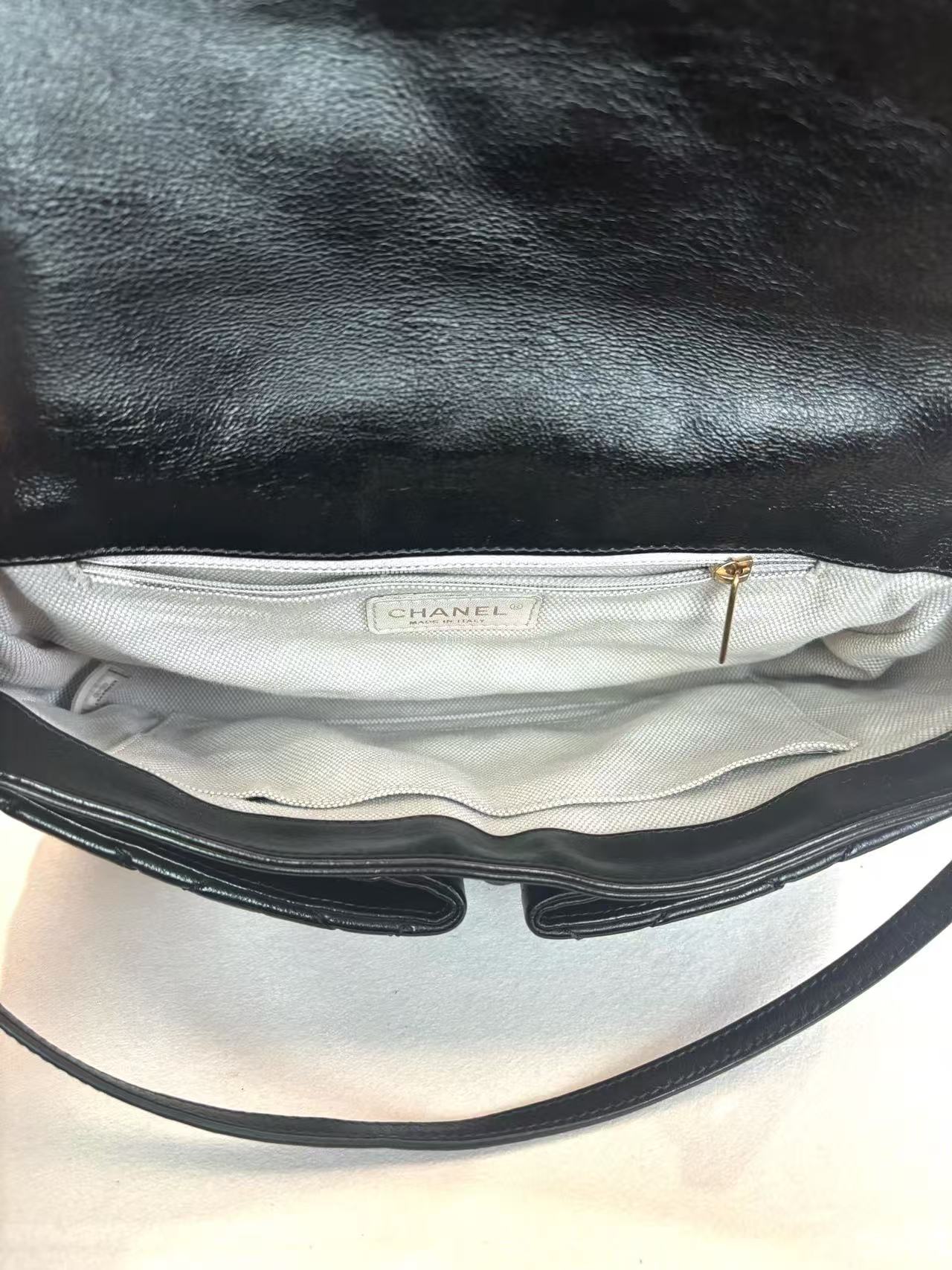Chanel - Airport Flap Bag - Leather - Black - (Medium)