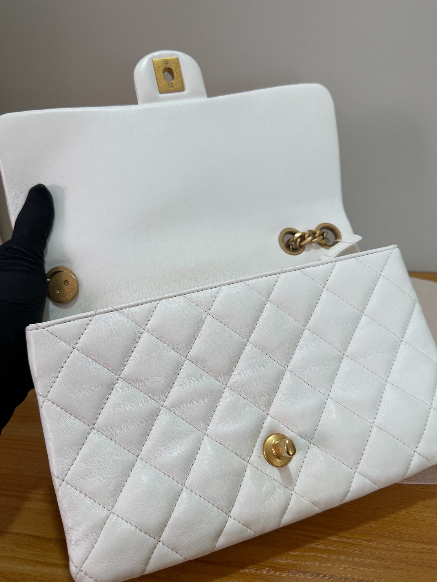 Chanel - AS3609 - Leather - White - (medium)