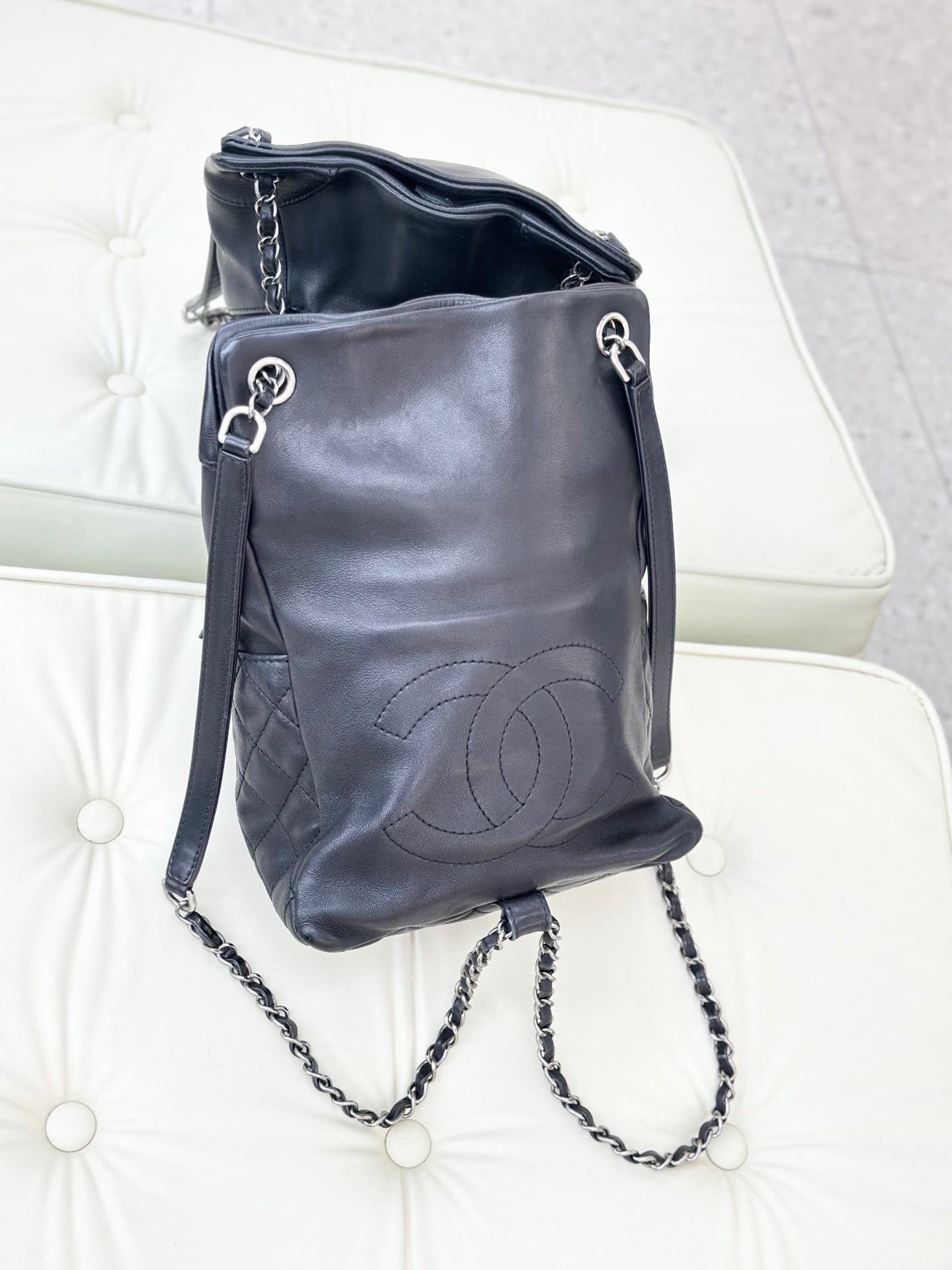 Chanel - Backpack - Leather - Black - (large)