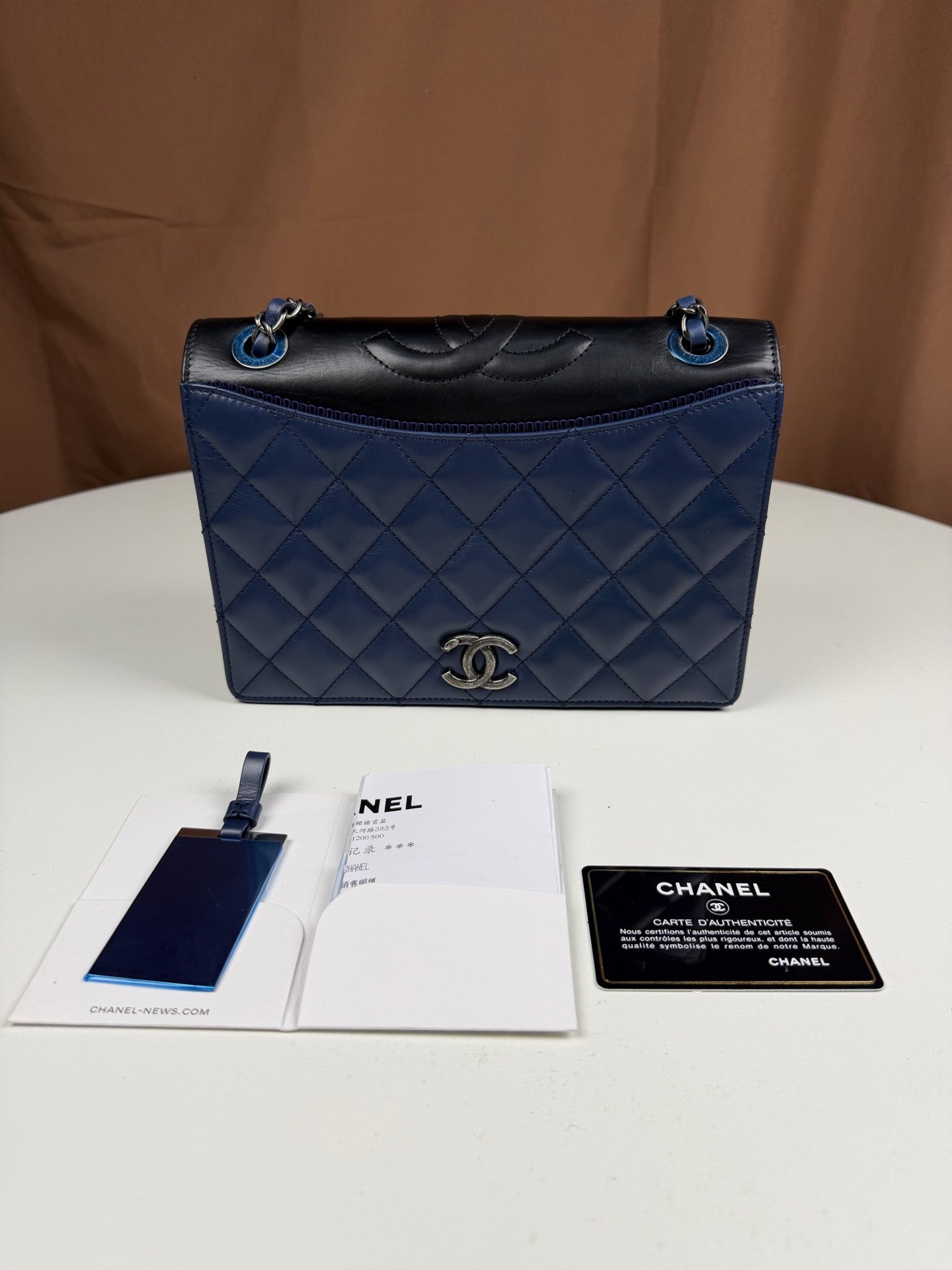Chanel - Ballerina Embossed Large Double C - Leather - Blue - (medium)