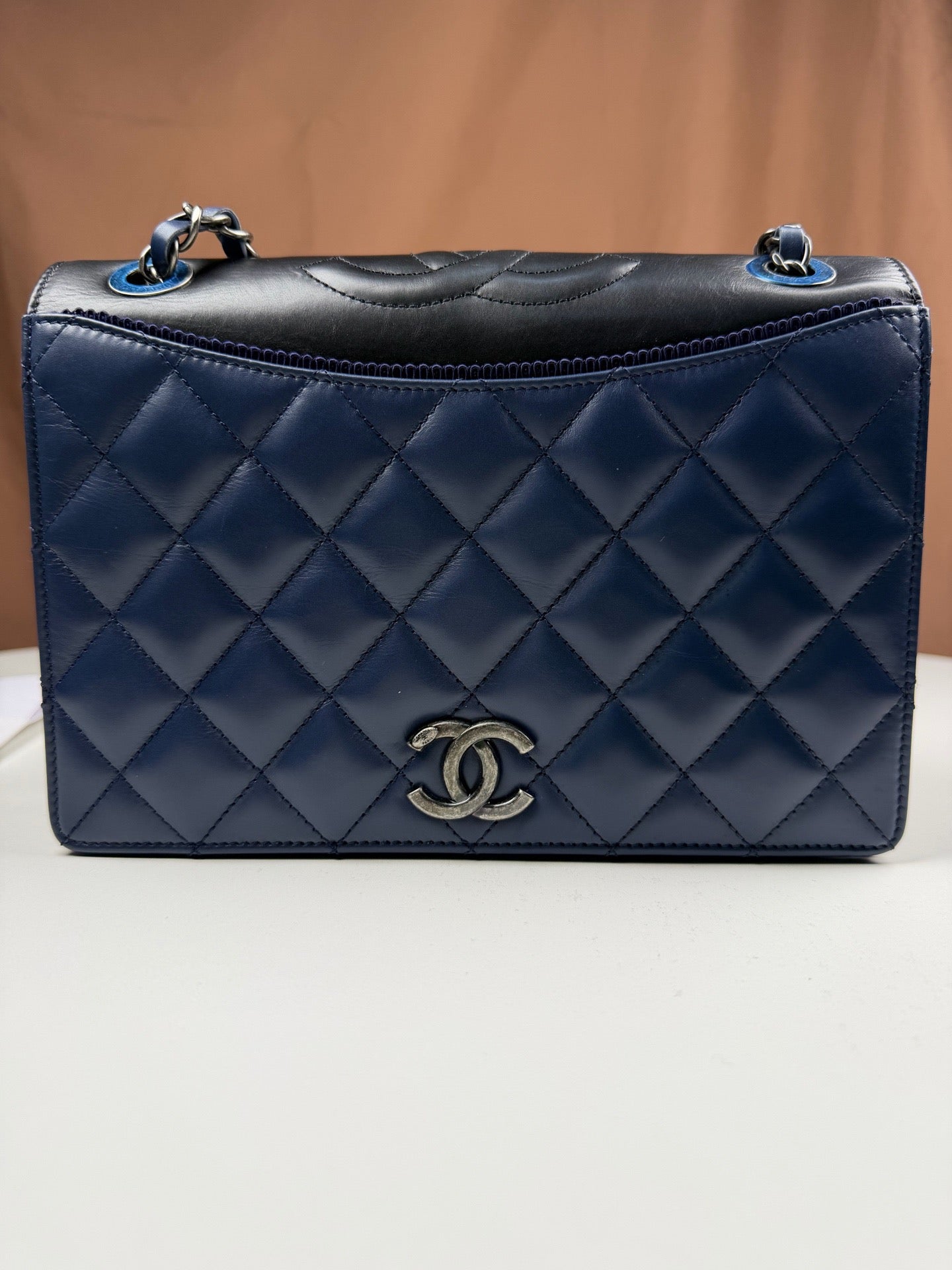 Chanel - Ballerina Embossed Large Double C - Leather - Blue - (medium)