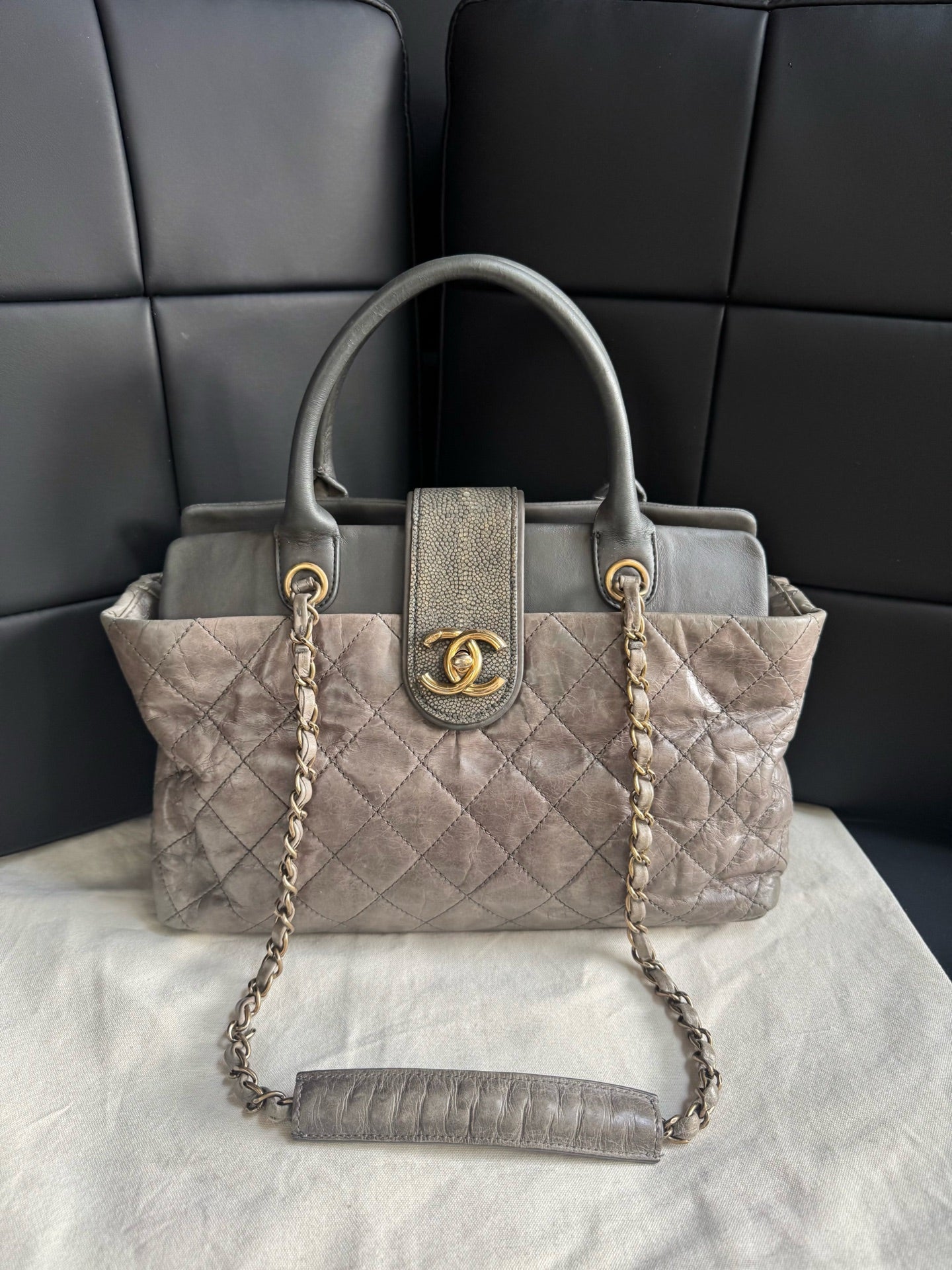Chanel - Bindi Tote - Leather - Grey - (medium)