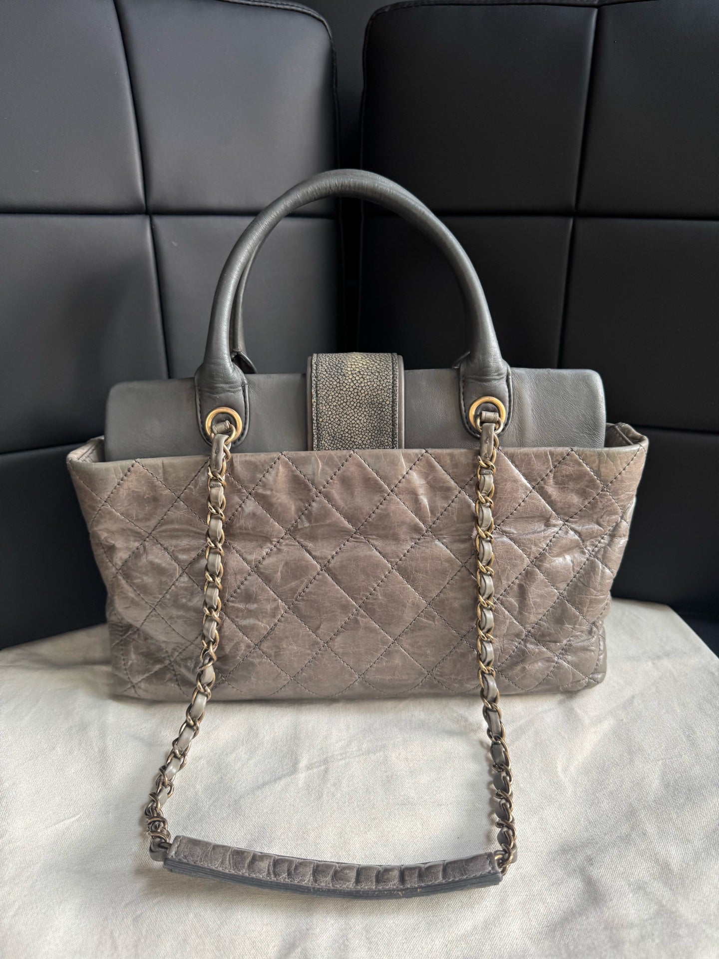 Chanel - Bindi Tote - Leather - Grey - (medium)