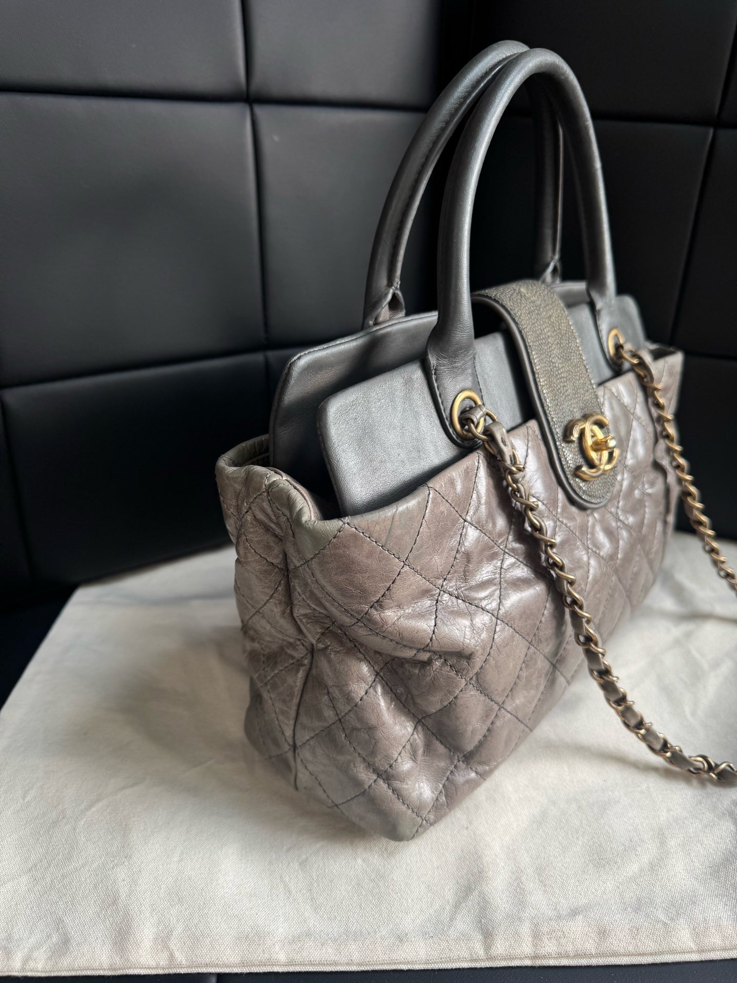 Chanel - Bindi Tote - Leather - Grey - (medium)