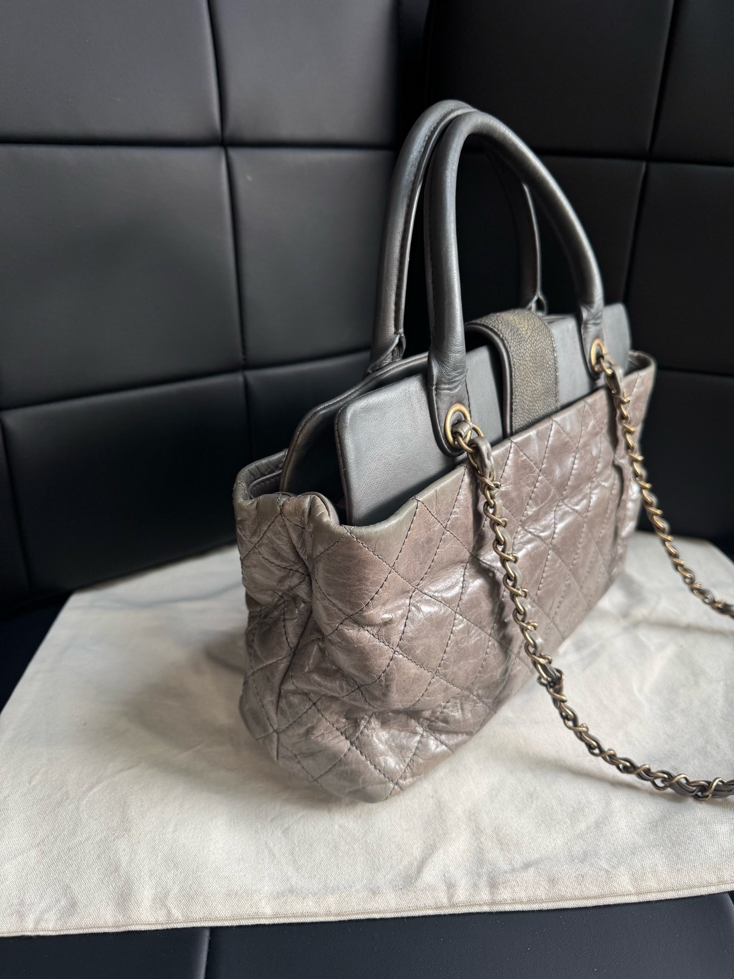 Chanel - Bindi Tote - Leather - Grey - (medium)