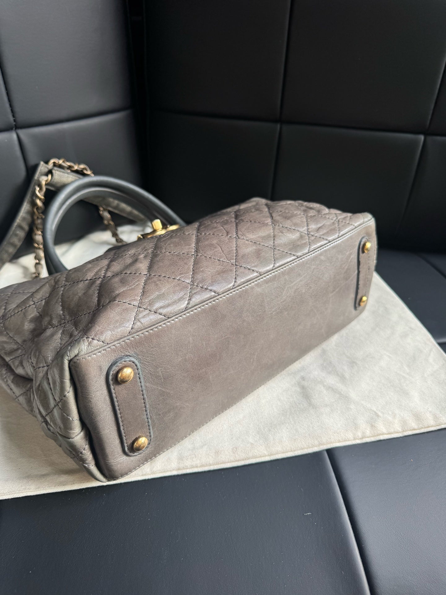 Chanel - Bindi Tote - Leather - Grey - (medium)