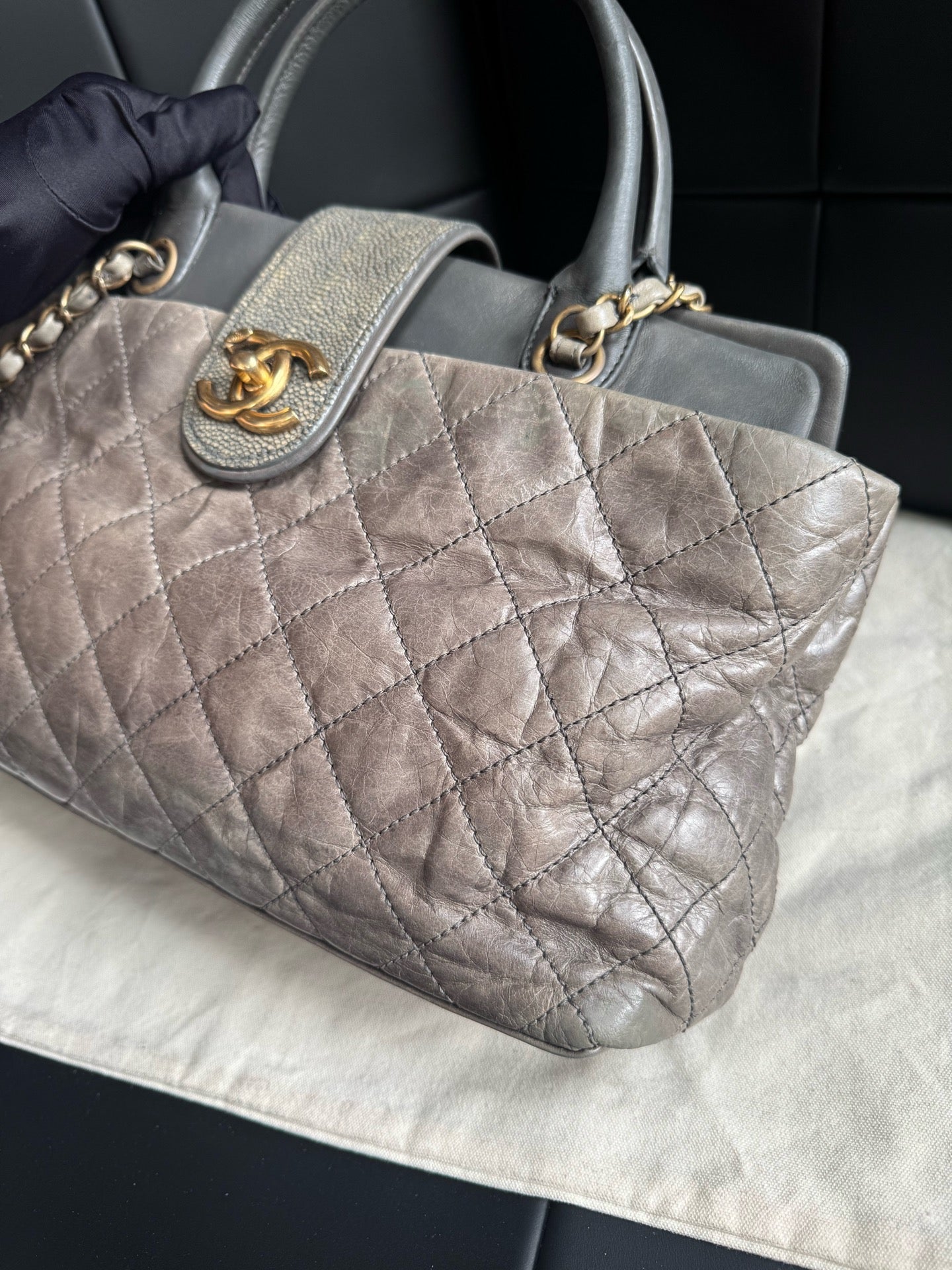 Chanel - Bindi Tote - Leather - Grey - (medium)
