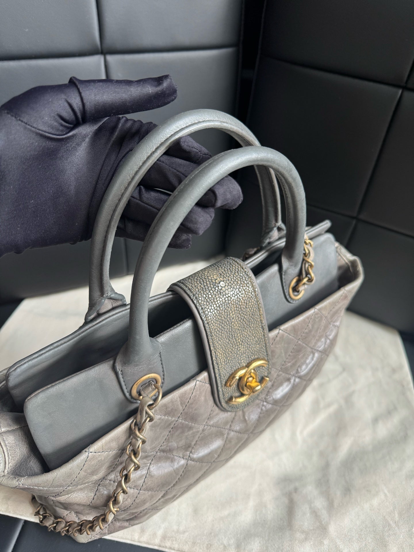 Chanel - Bindi Tote - Leather - Grey - (medium)