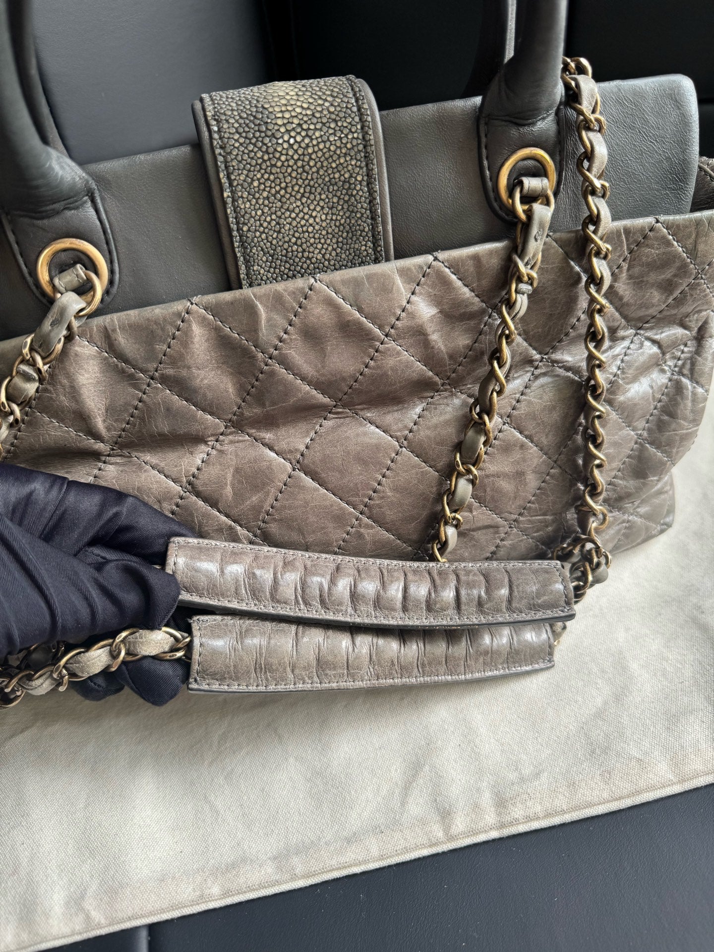 Chanel - Bindi Tote - Leather - Grey - (medium)