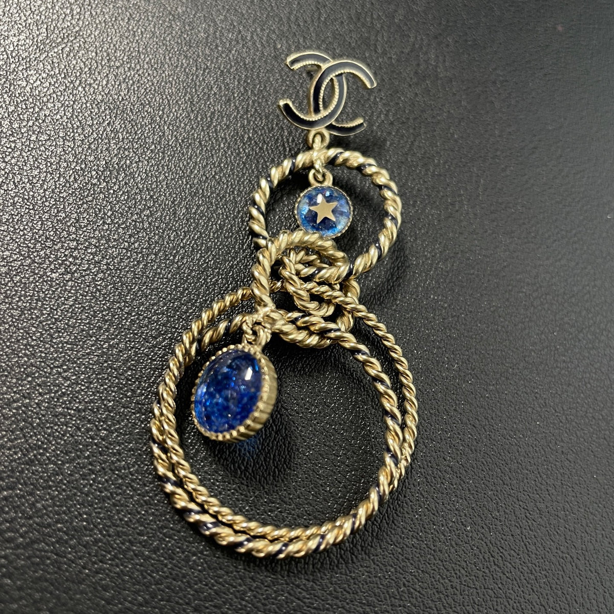 Chanel - Blue Starry Sky 19C - Gold-tone base metal; composition of the blue decorative elements is unconfirmed. - Multicolour
