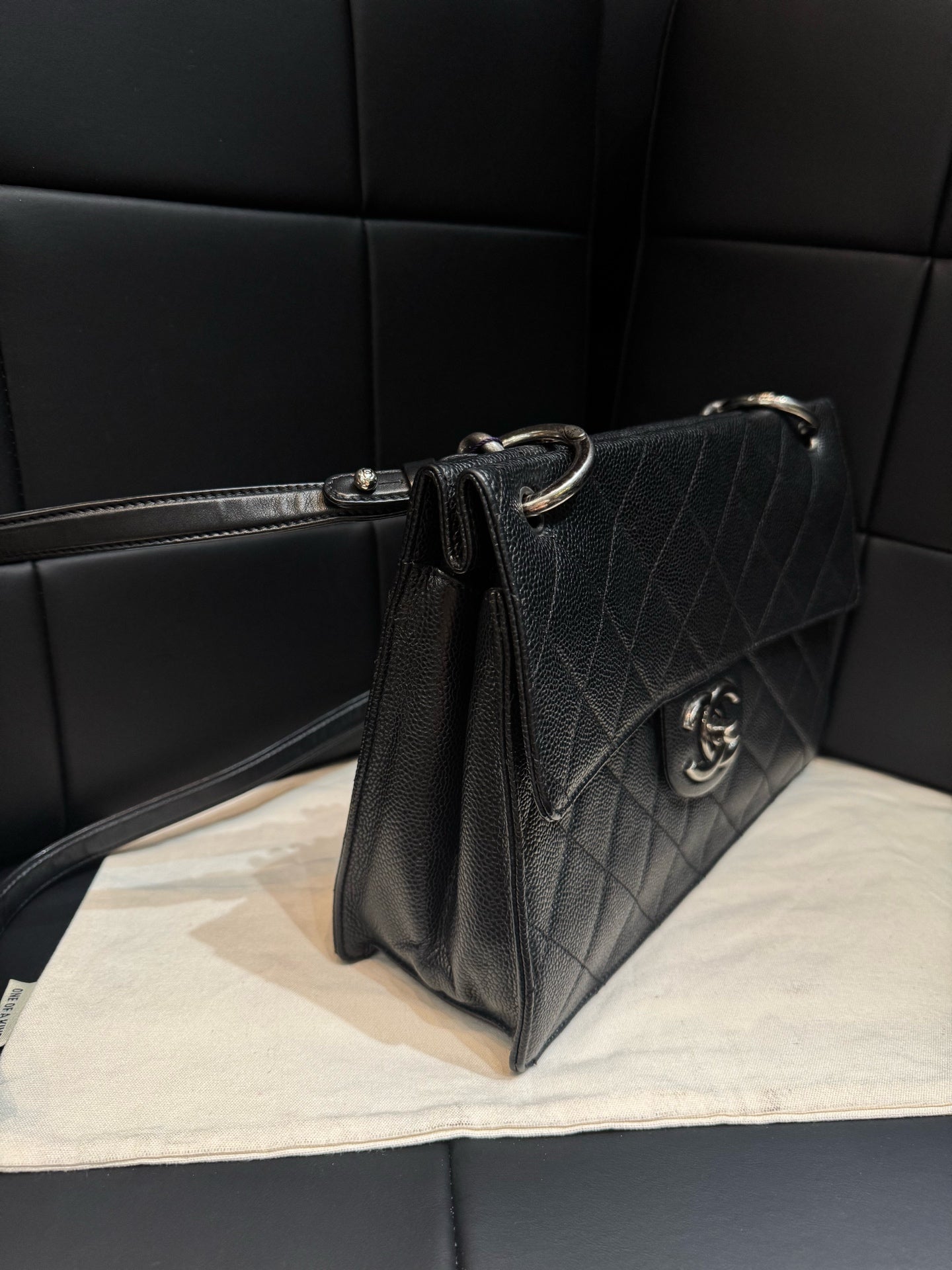 Chanel - Bombay - Leather - Black - (medium)