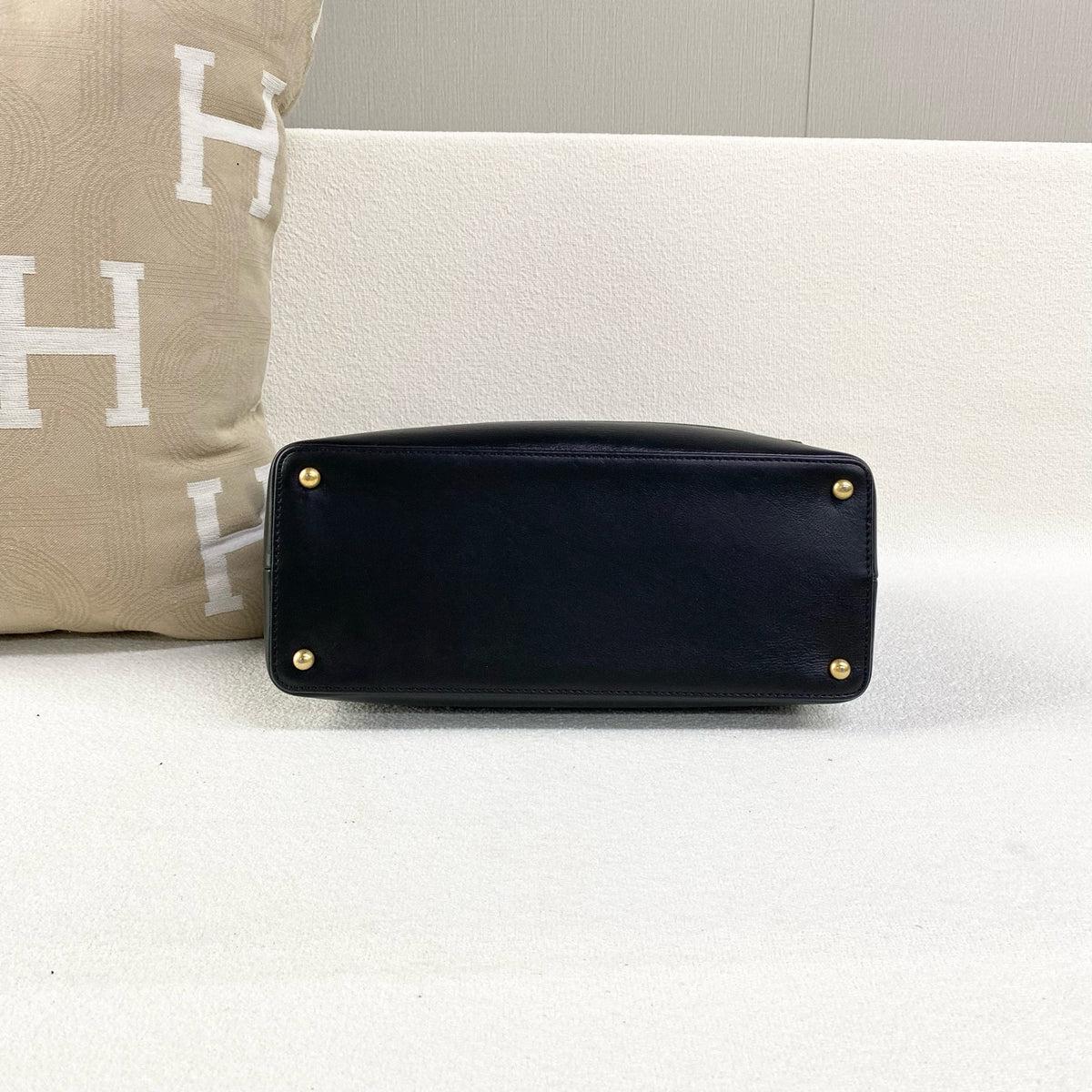 Chanel - Bombay Top Handle Flap Bag - Leather - Black - (medium)